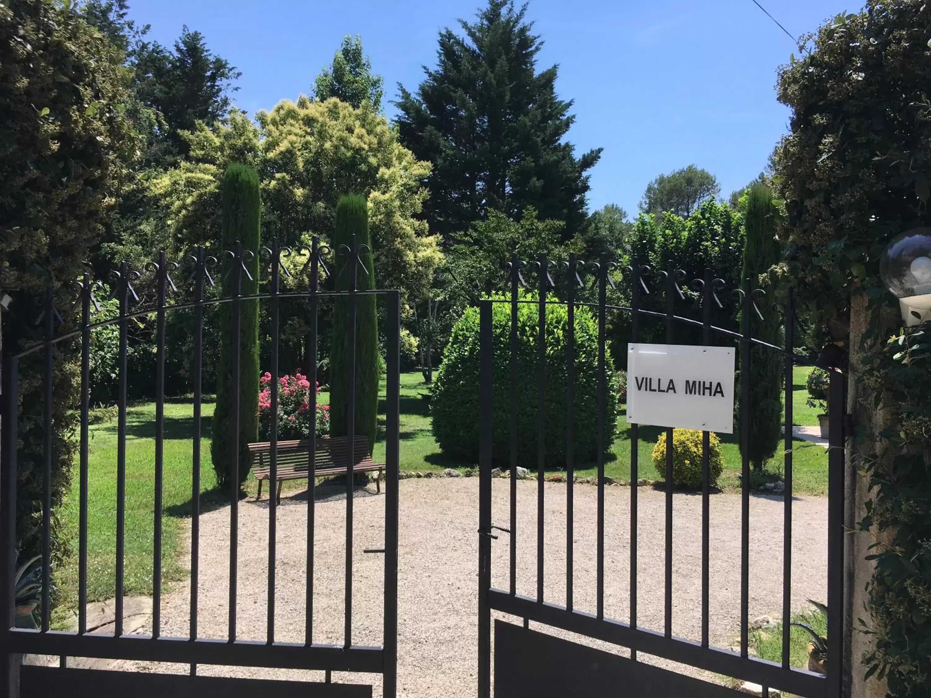 Facade/entrance in Villa de Miha