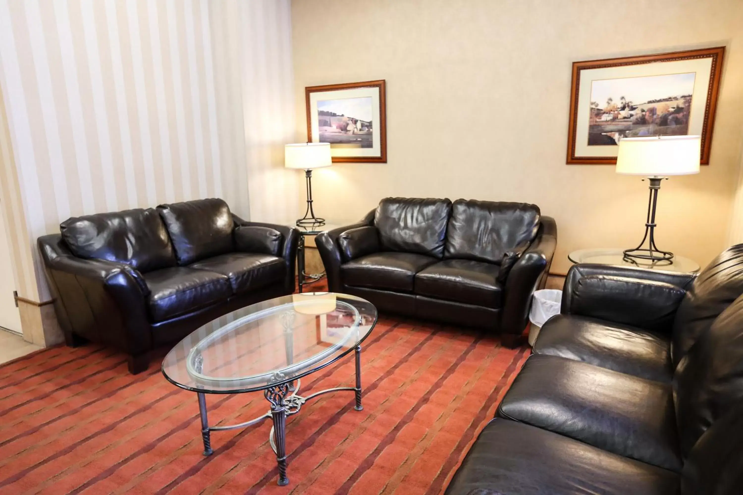 Lobby or reception, Seating Area in Hôtels Gouverneur Trois-Rivières