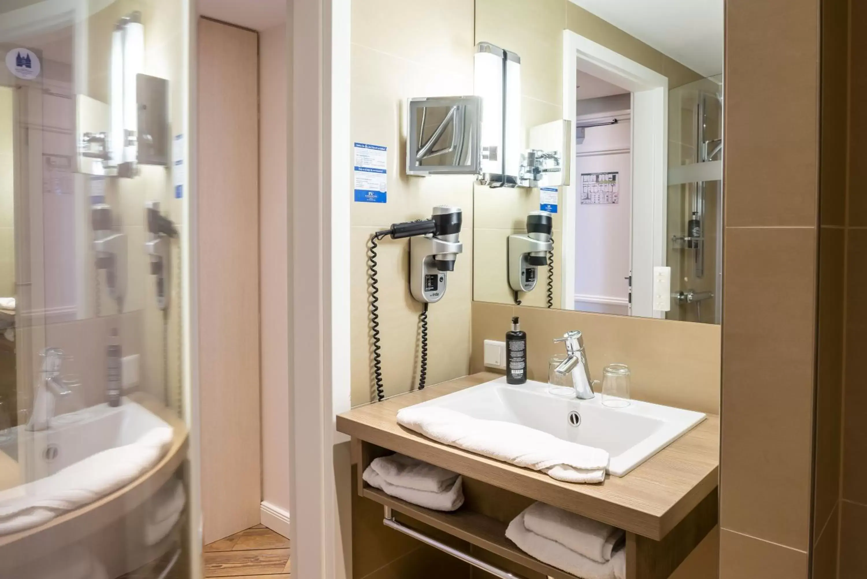 Shower, Bathroom in Hotel Vier Jahreszeiten Lübeck