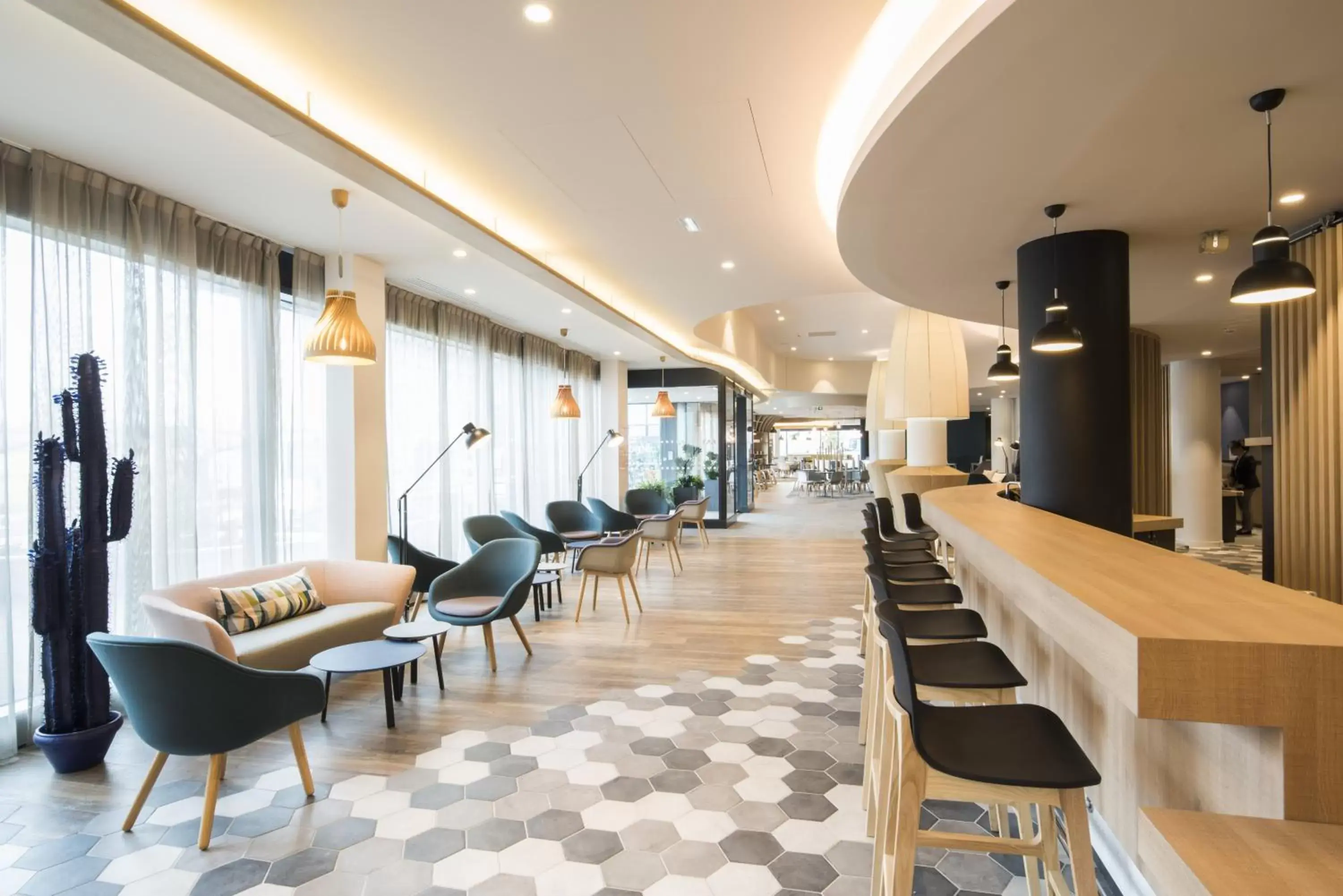 Lounge or bar, Lounge/Bar in Holiday Inn Express - Paris - CDG Airport, an IHG Hotel