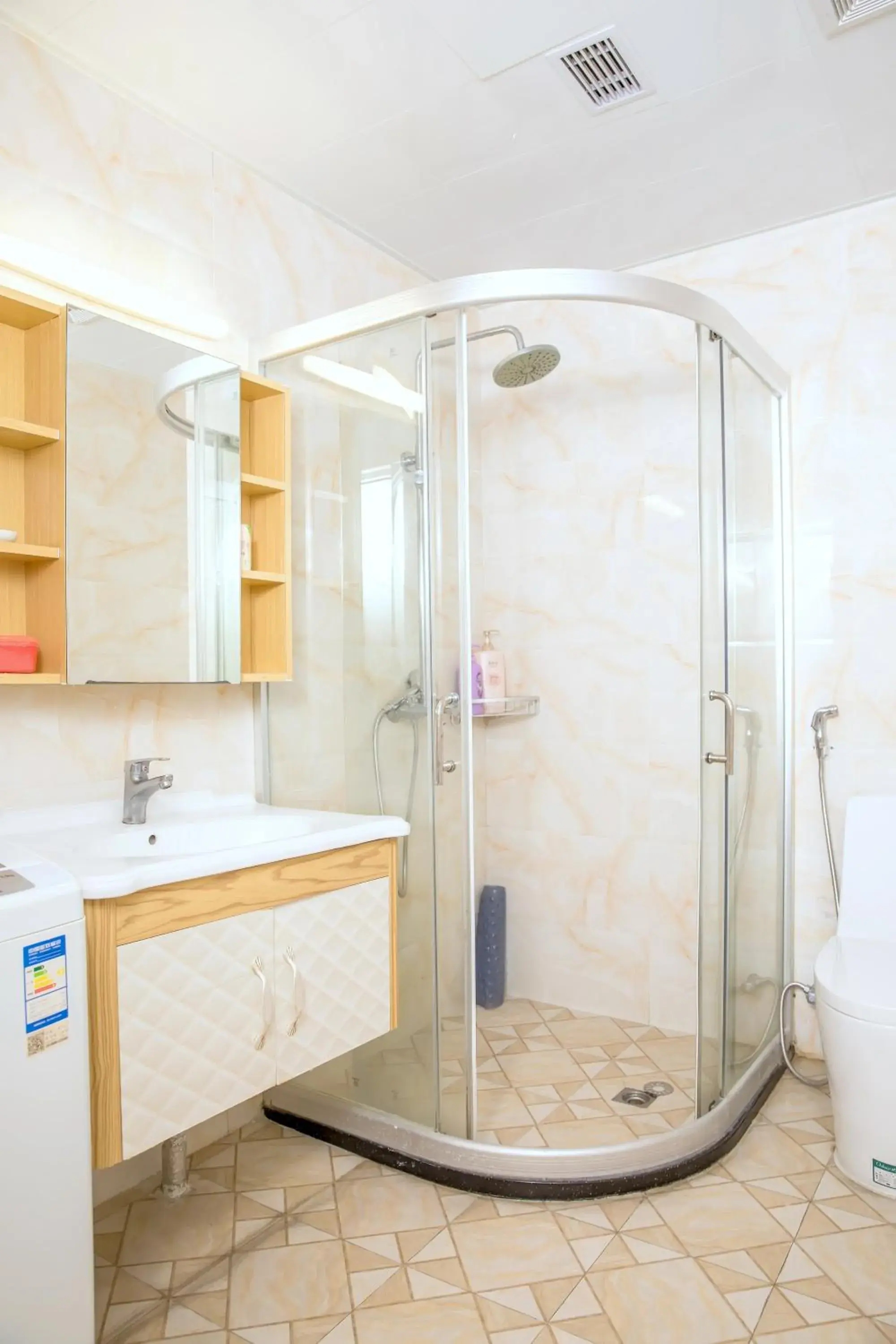 Shower, Bathroom in Guangzhou Pengman Apartment Zhengjia Huanshi Branch