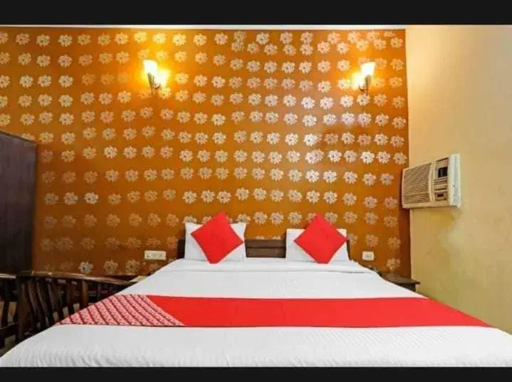 Bedroom, Bed in OYO Airport Global Hotel