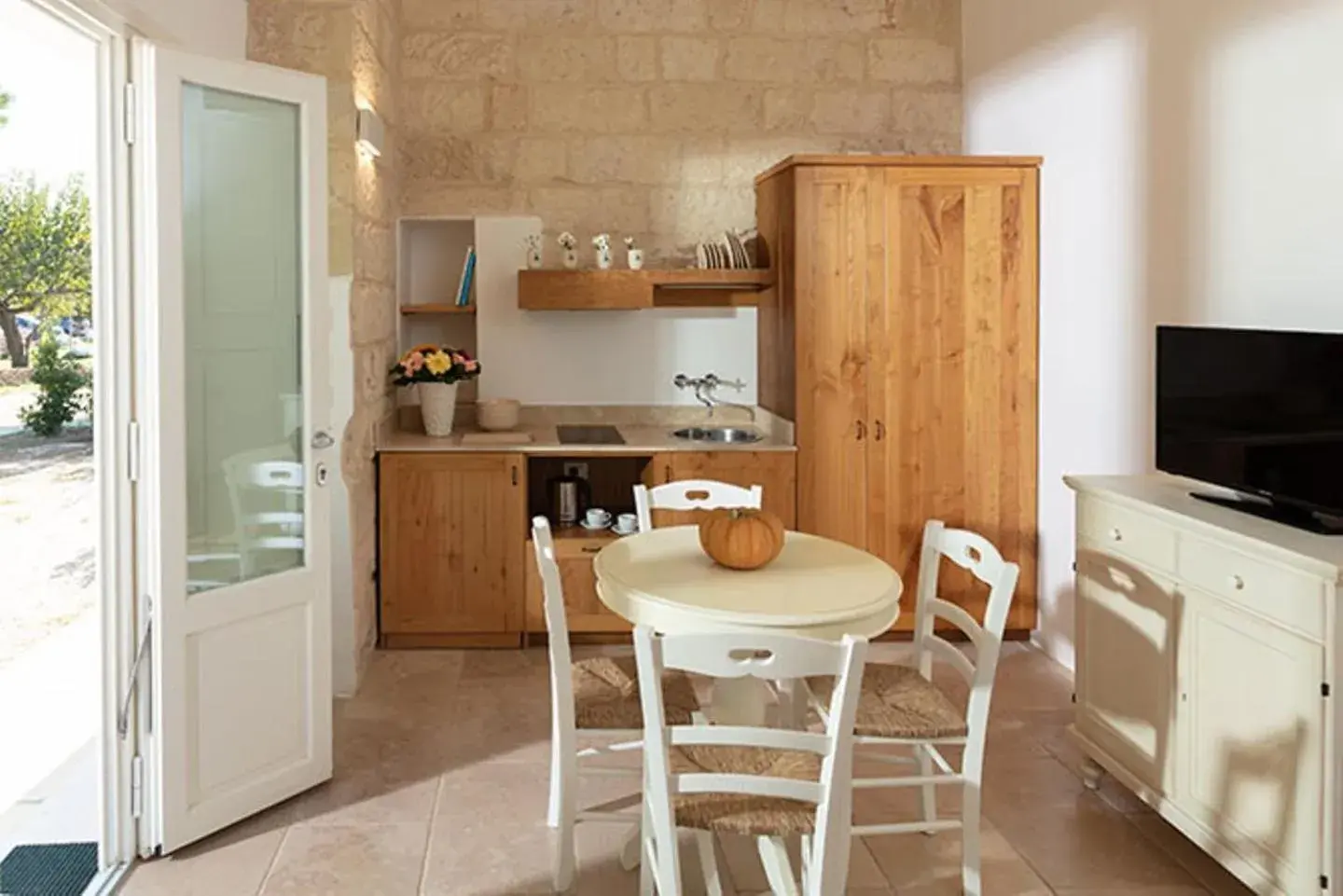 Living room, Kitchen/Kitchenette in Masseria Mongio dell'Elefante