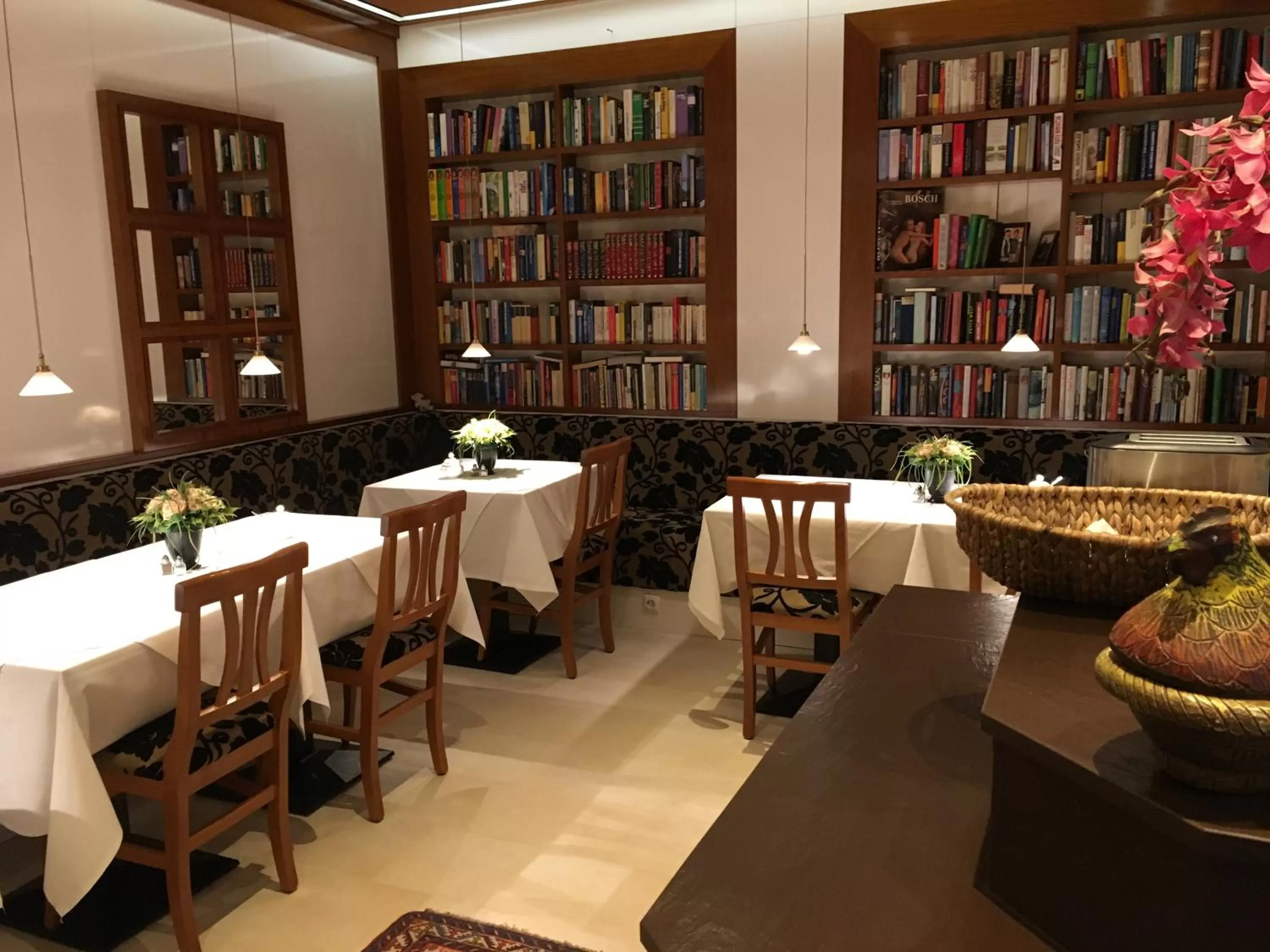 Library in Hotel Altmünchen by Blattl