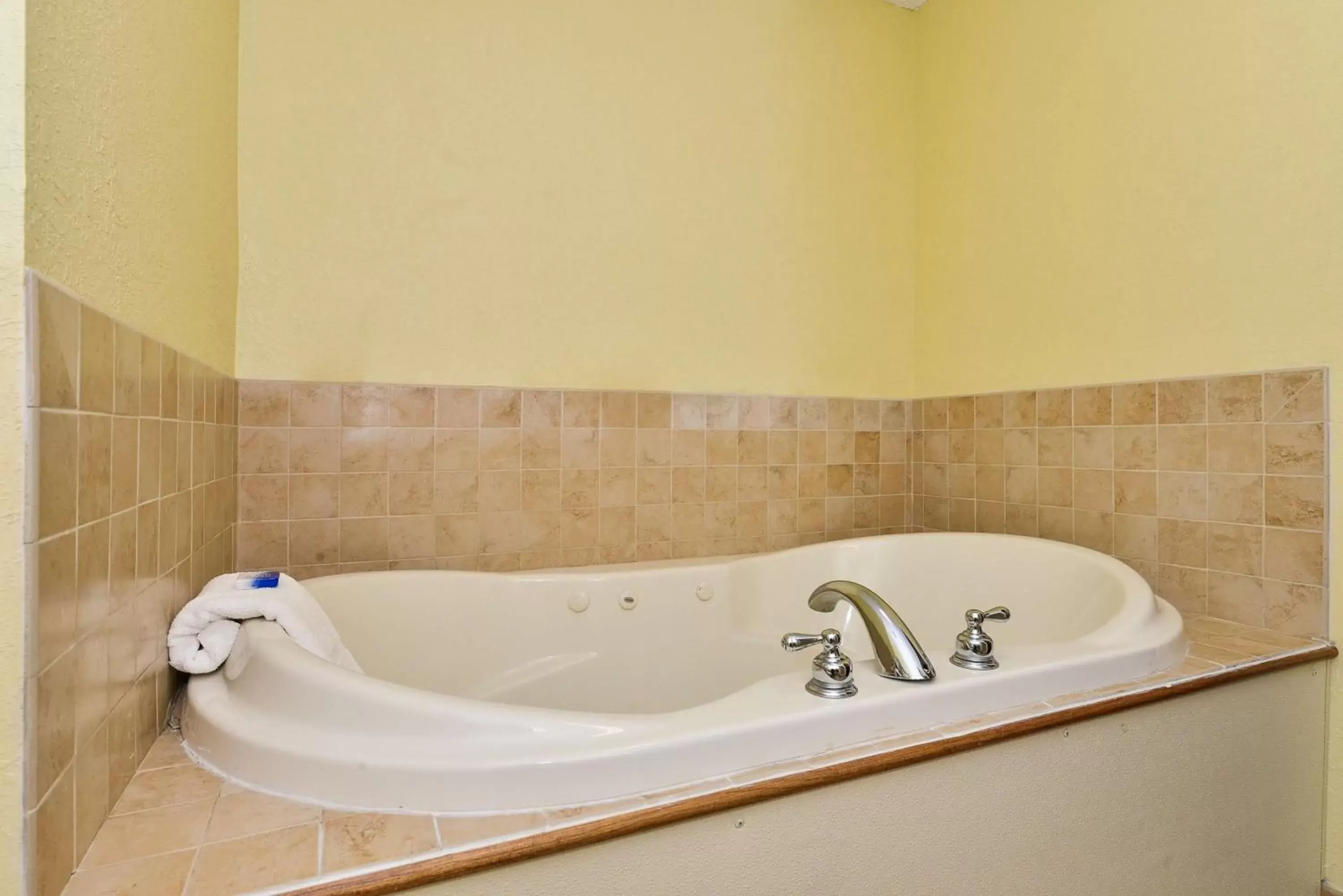 Photo of the whole room, Bathroom in Best Western Plus Crossroads Inn & Suites