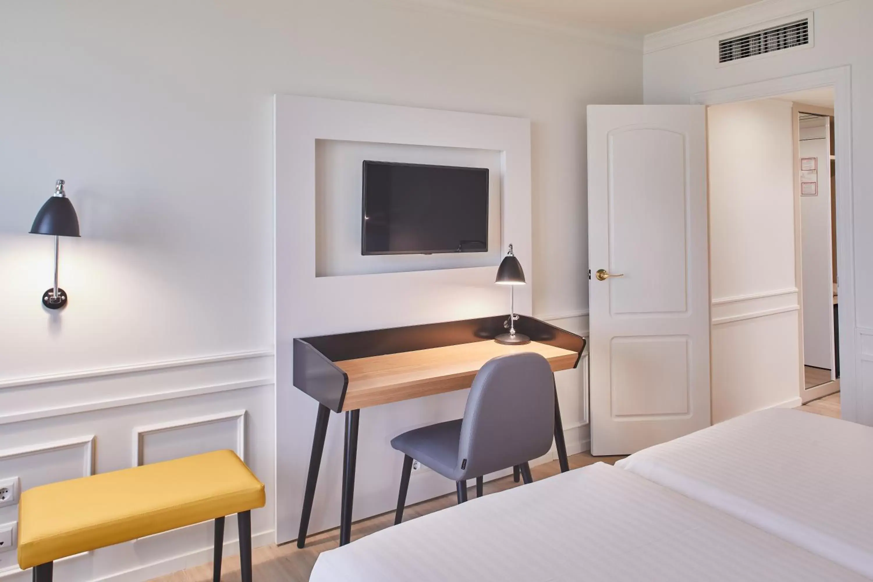 TV and multimedia, Bed in Silken Río Santander TV and multimedia, Bed in Silken Río Santander