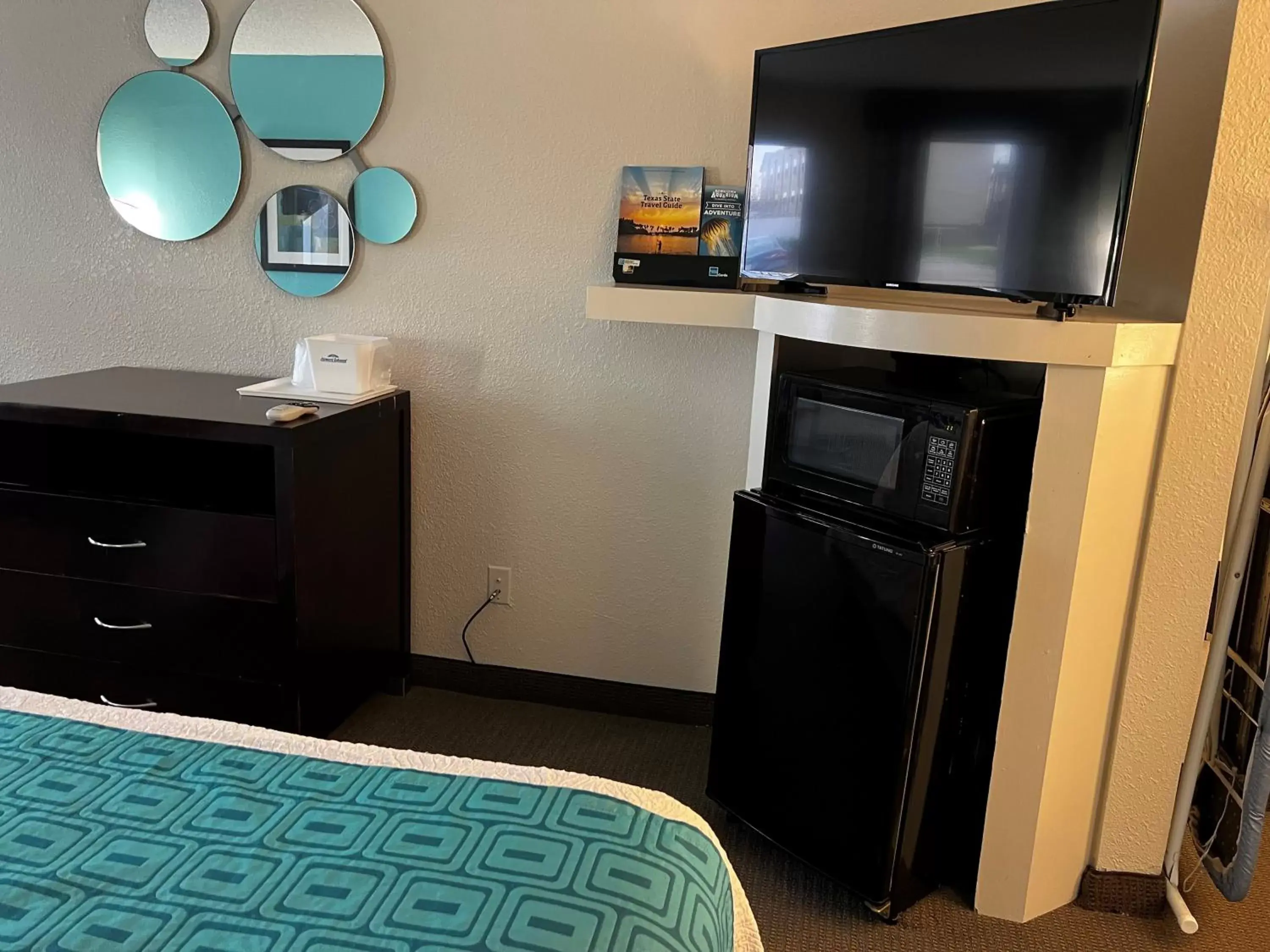 Bed, TV/Entertainment Center in Howard Johnson Houston Heights - Downtown