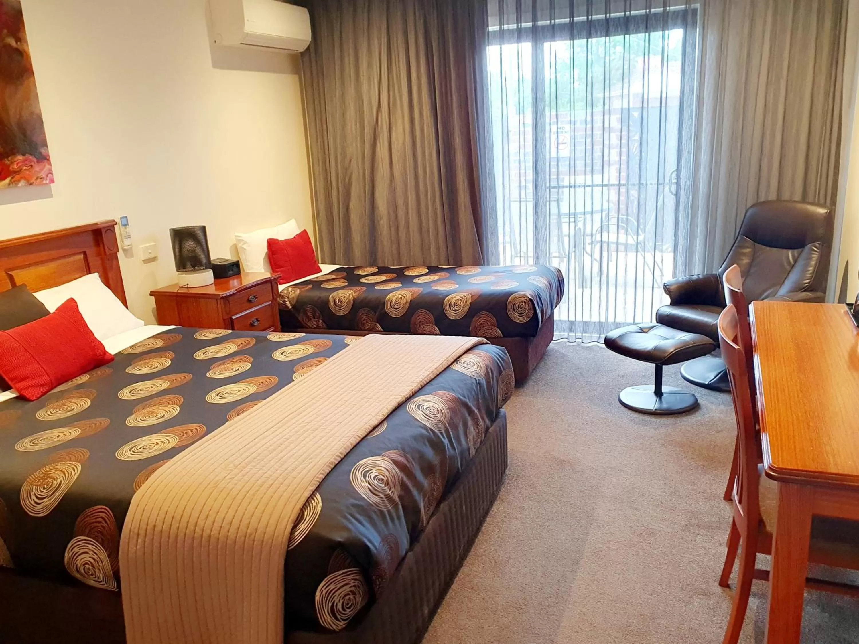 View (from property/room), Bed in Addison Motor Inn