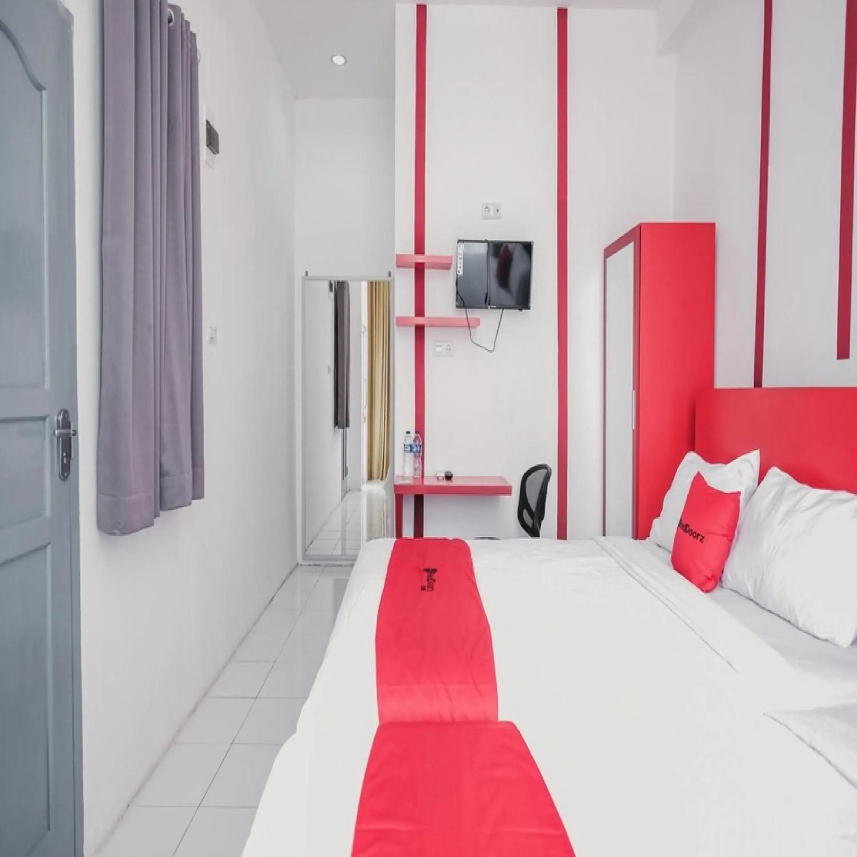 Bedroom, Bed in RedDoorz @ Jalan Sukabangun 2 Palembang