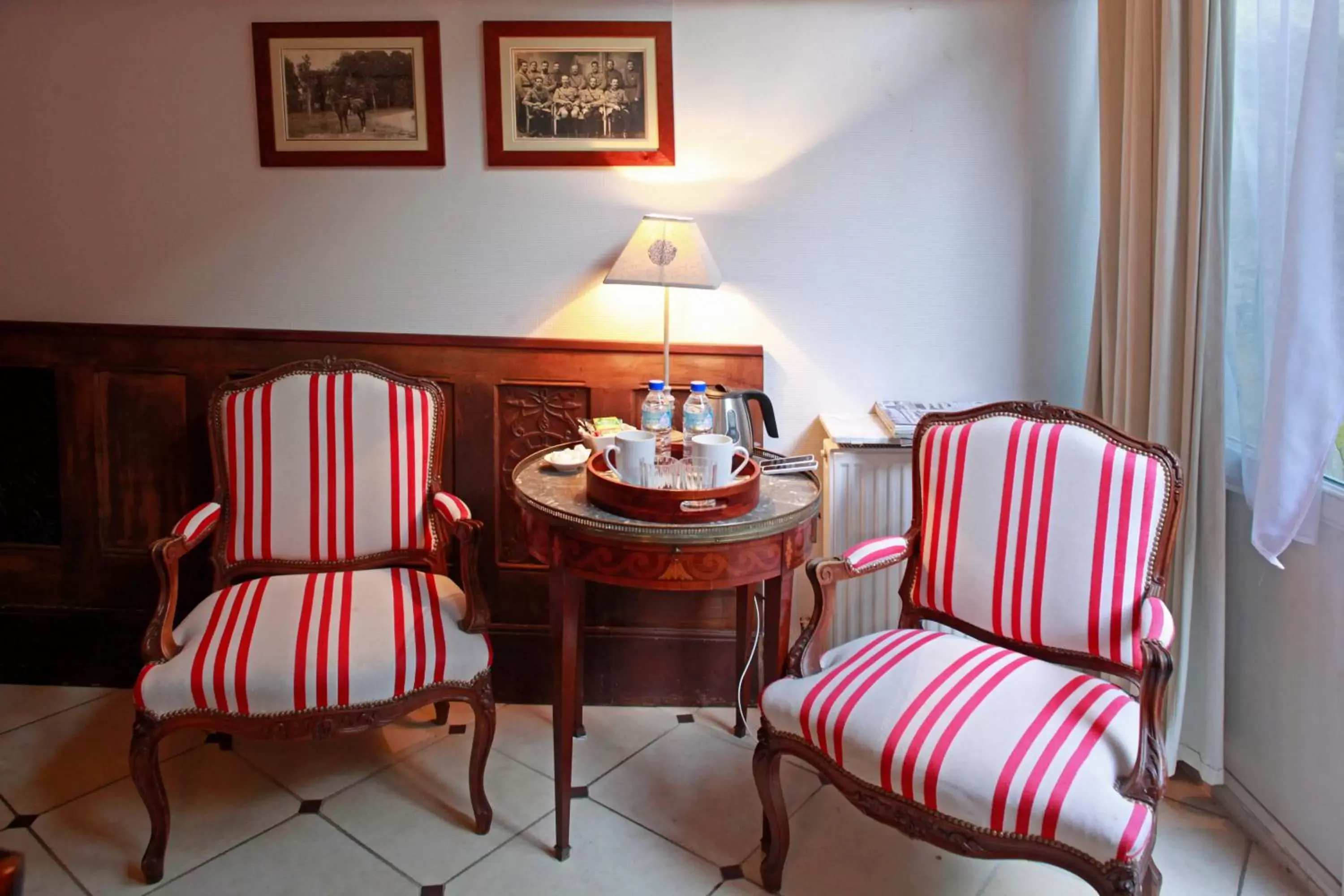 Coffee/tea facilities, Seating Area in Les Chambres de Mathilde