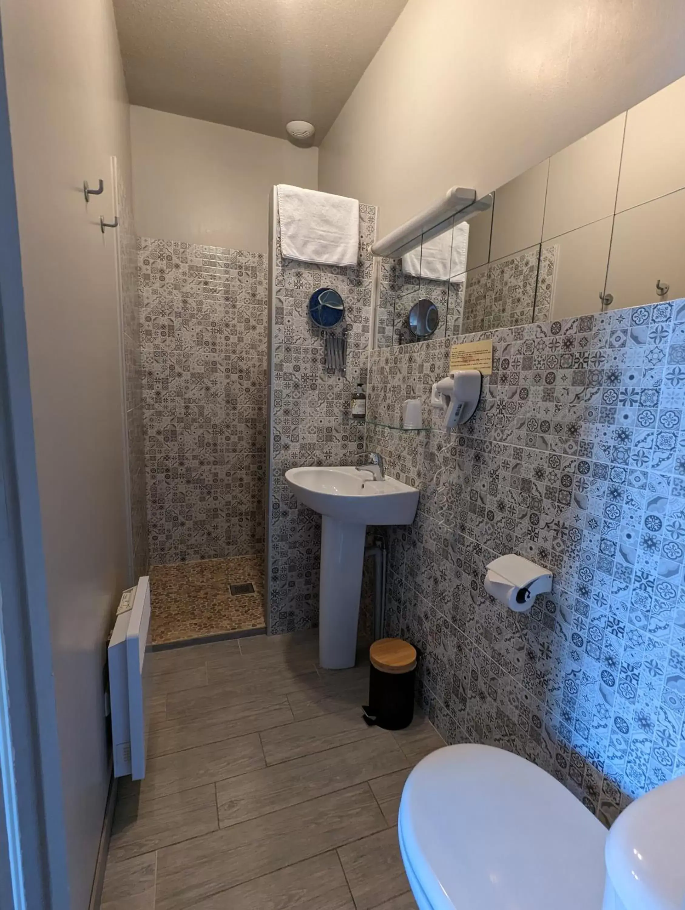 Shower, Bathroom in Logis Hotel La Tourelle du Beffroi
