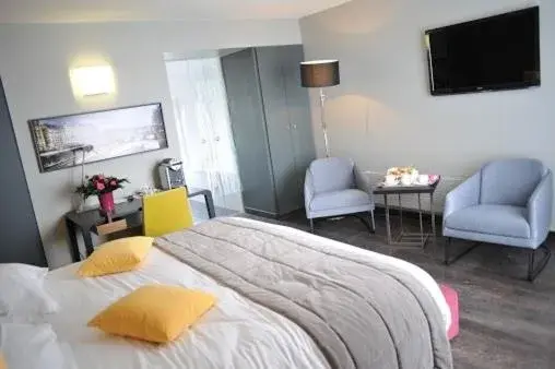 Bed, TV/Entertainment Center in Hotel de L'Universite