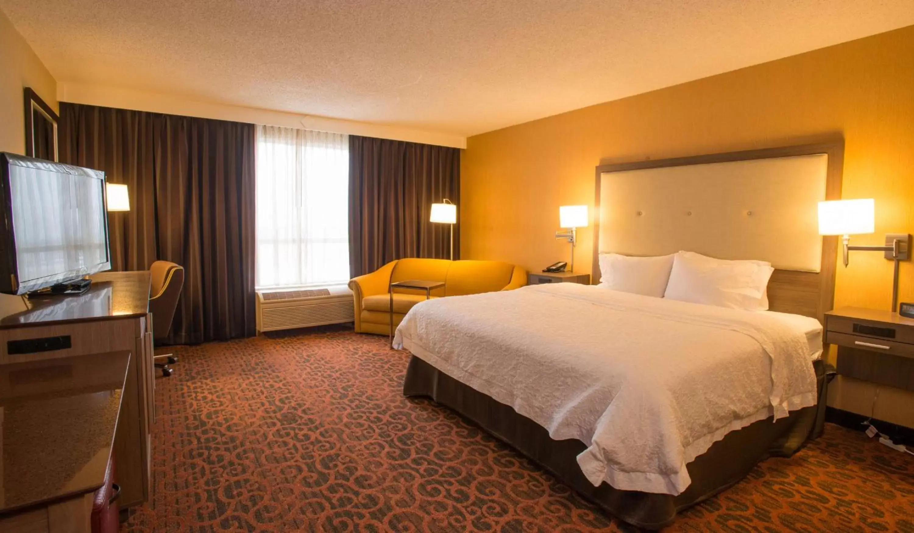 Bedroom, Bed in Hampton Inn Toronto-Mississauga West