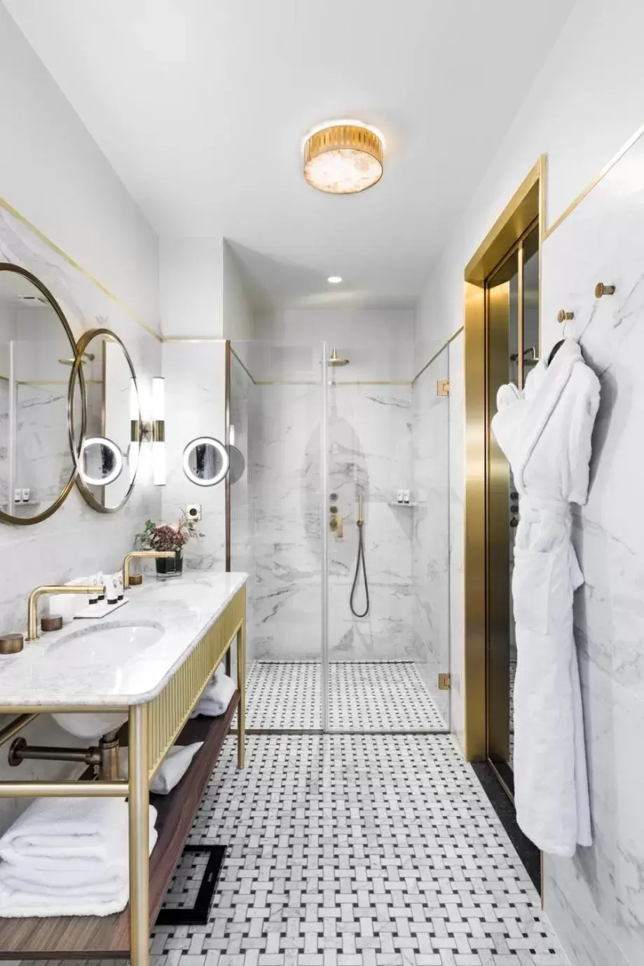 Shower, Bathroom in Grand Powers Hotel