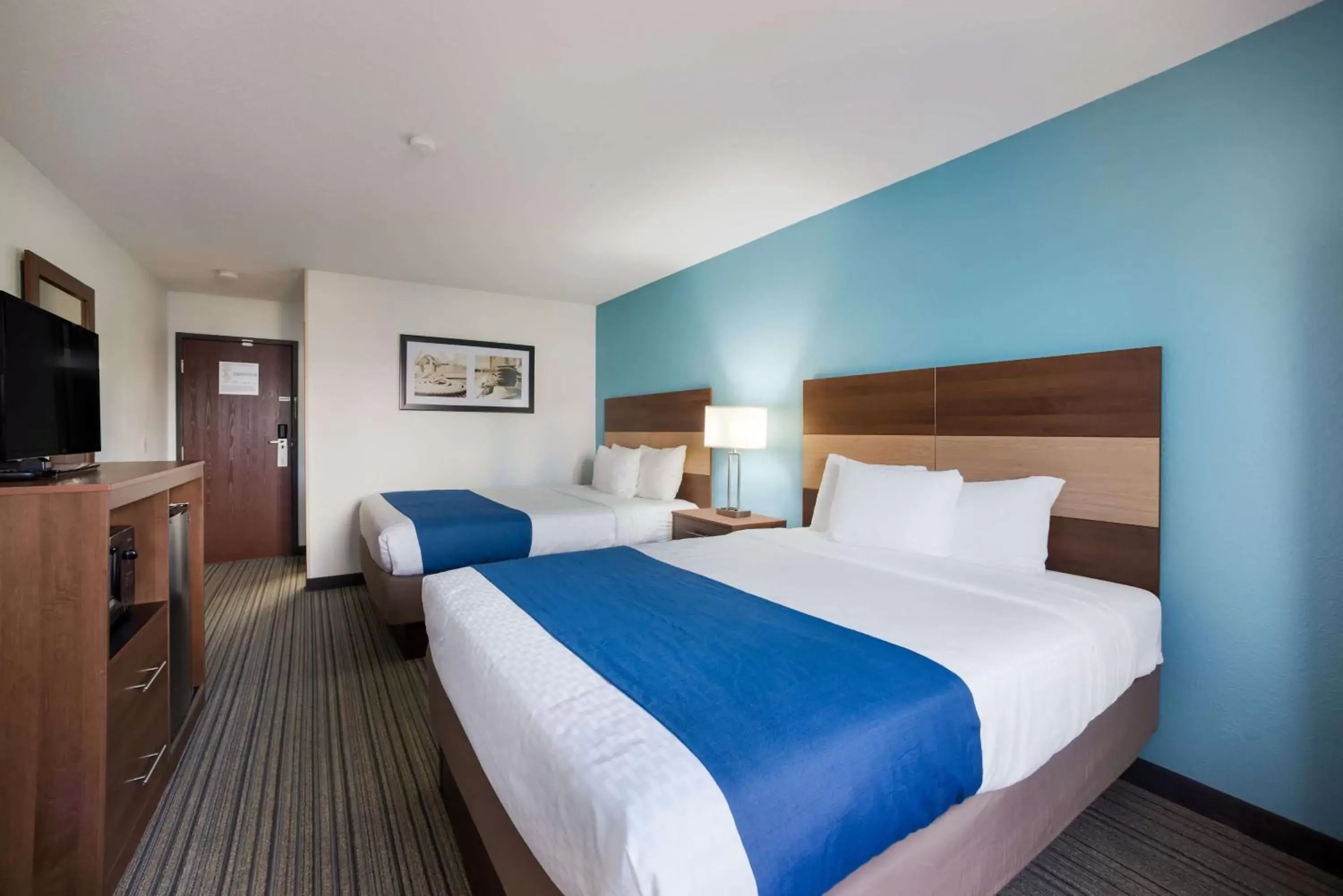 Photo of the whole room, Bed in Ramada by Wyndham Effingham