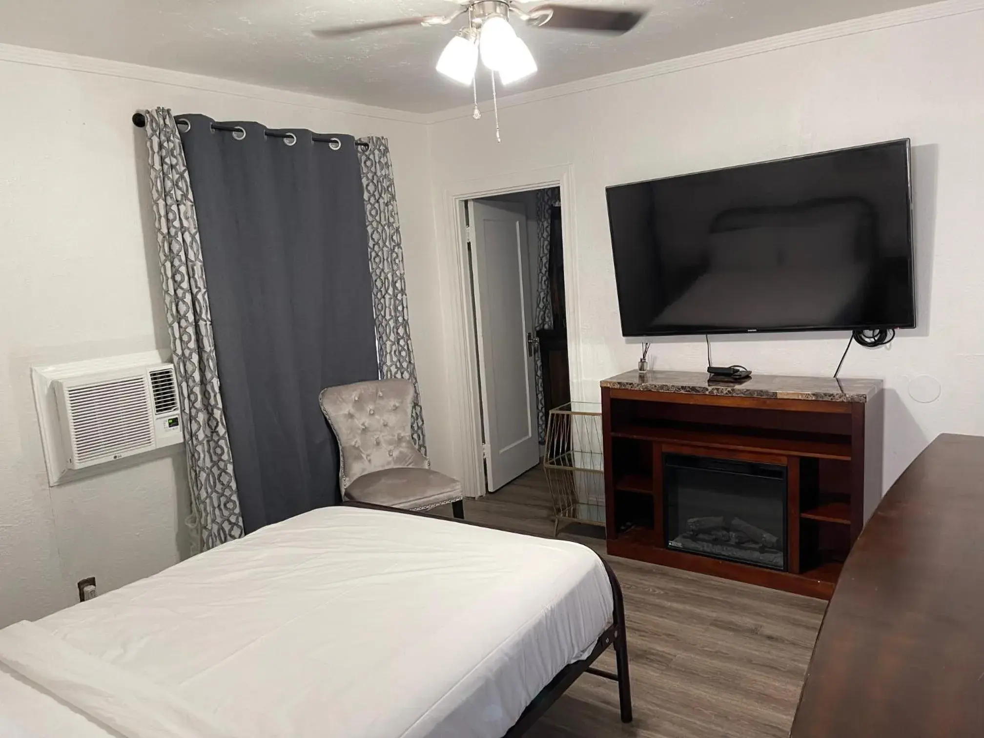 Bedroom, TV/Entertainment Center in Americas Best Value Inn Royal Carriage