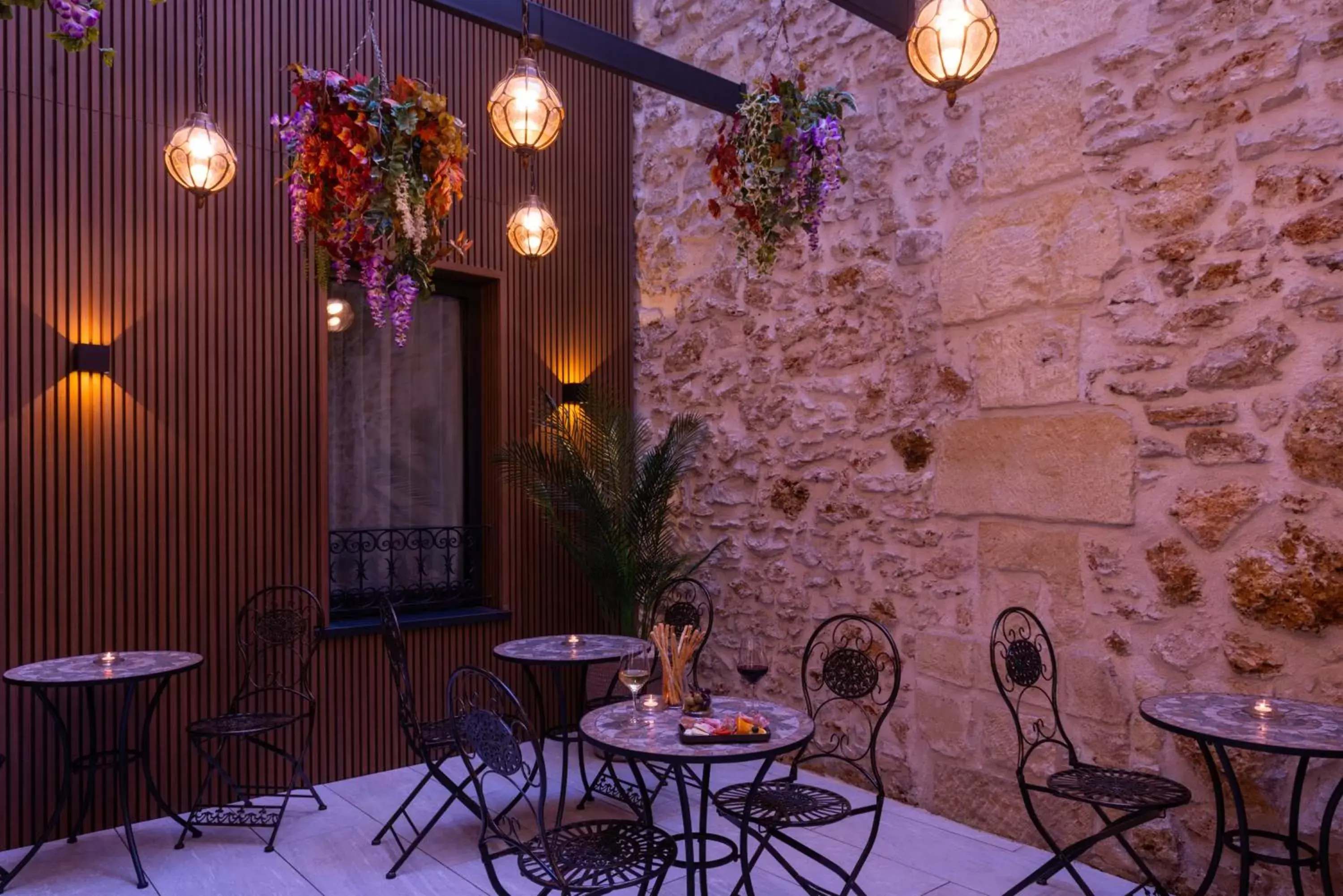 Patio, Restaurant/Places to Eat in Hôtel Le Milie Rose