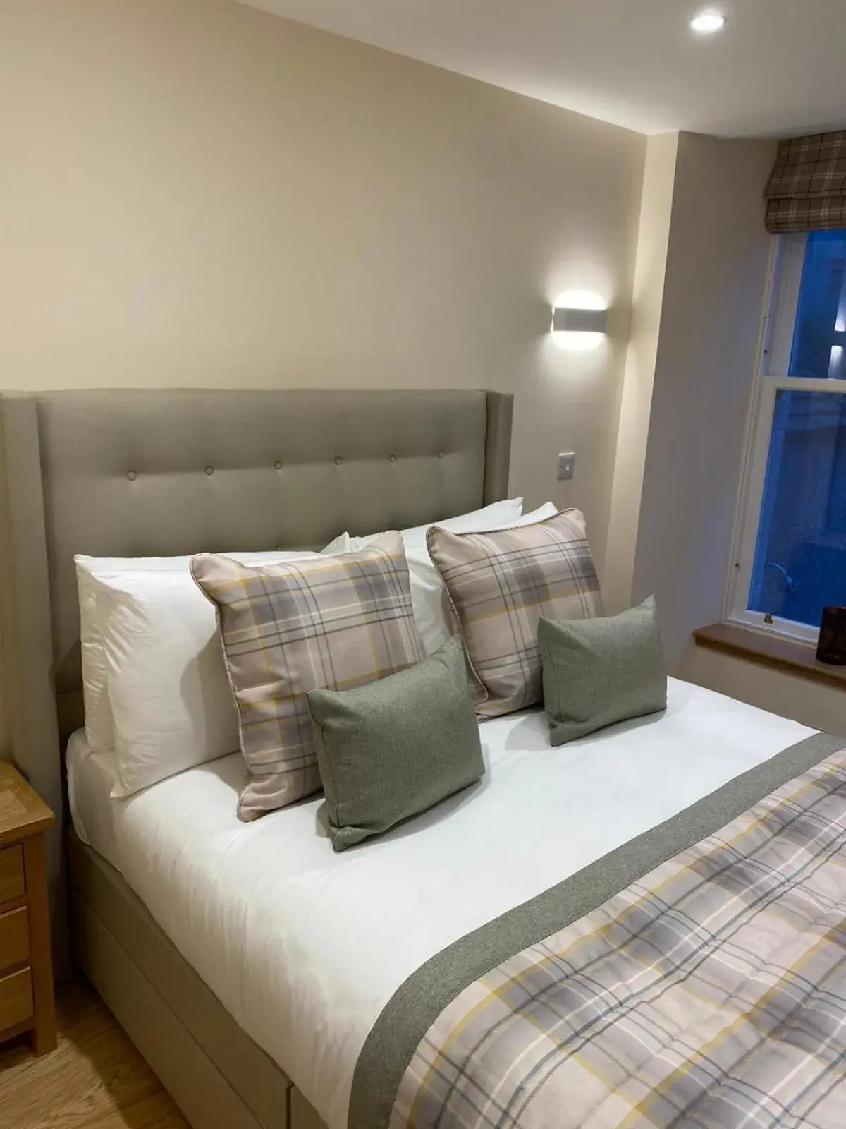 Bedroom, Bed in Waverley Inn Apartments