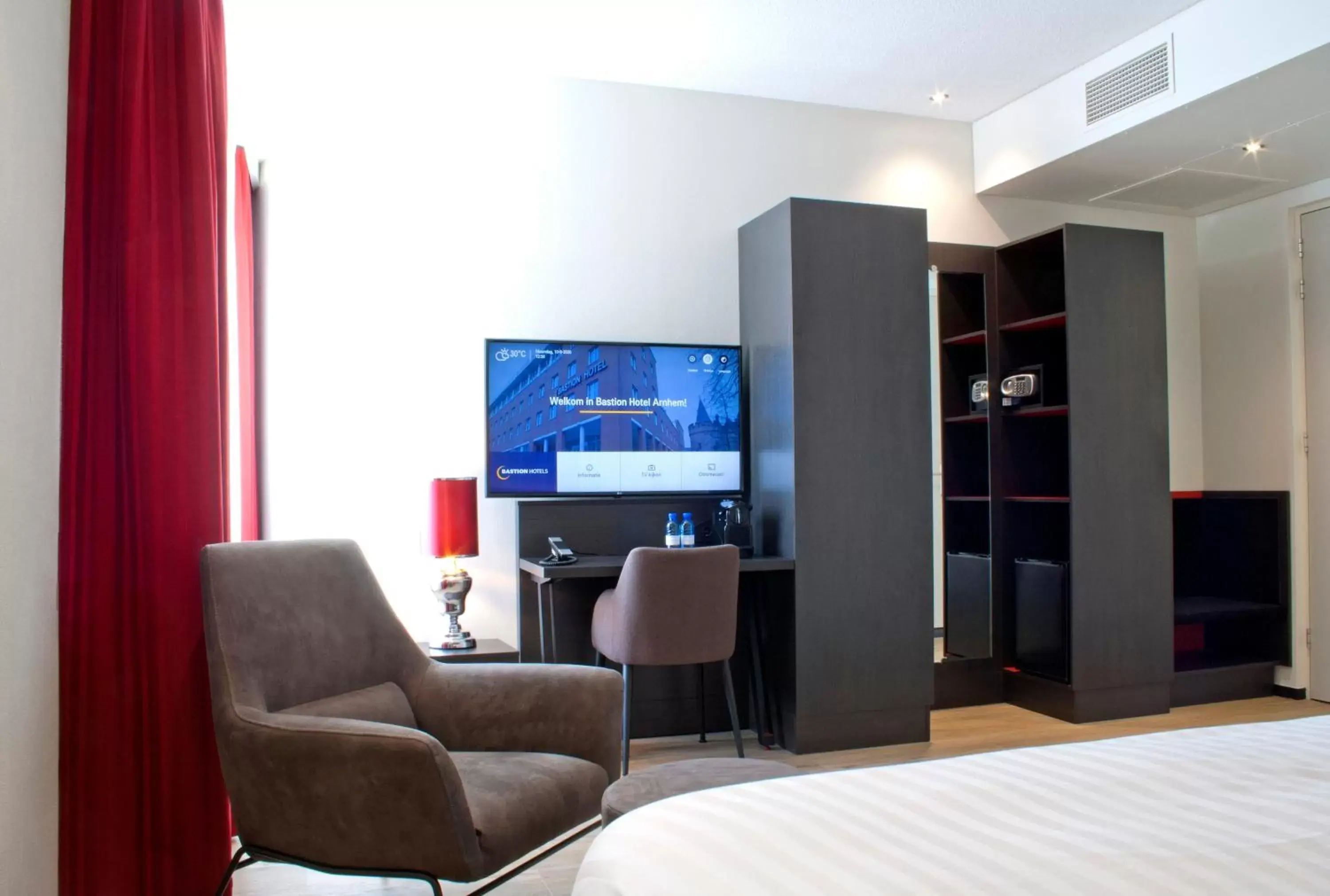 Bedroom, TV/Entertainment Center in Bastion Hotel Arnhem
