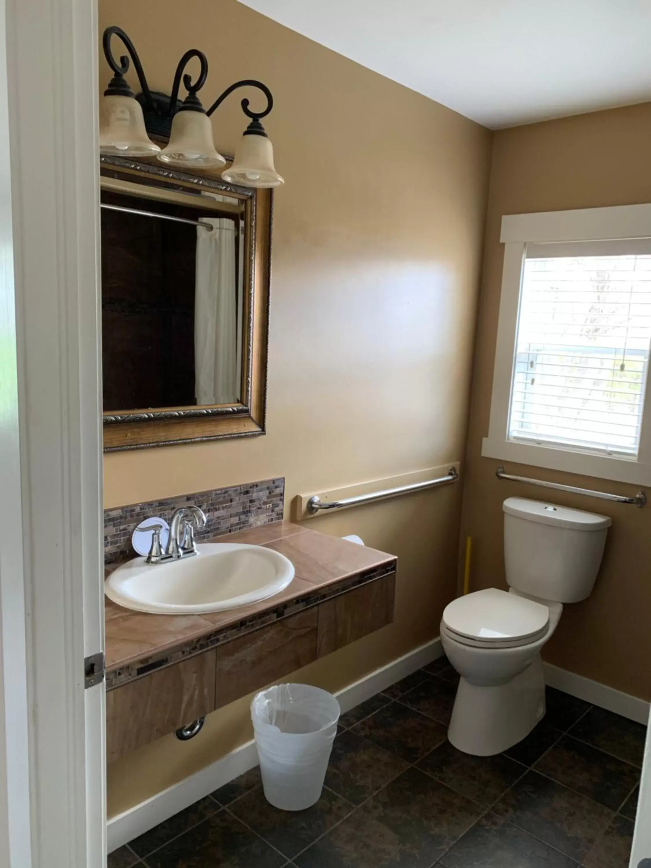 Bathroom in The Lionstone Inn Motel and Cottages