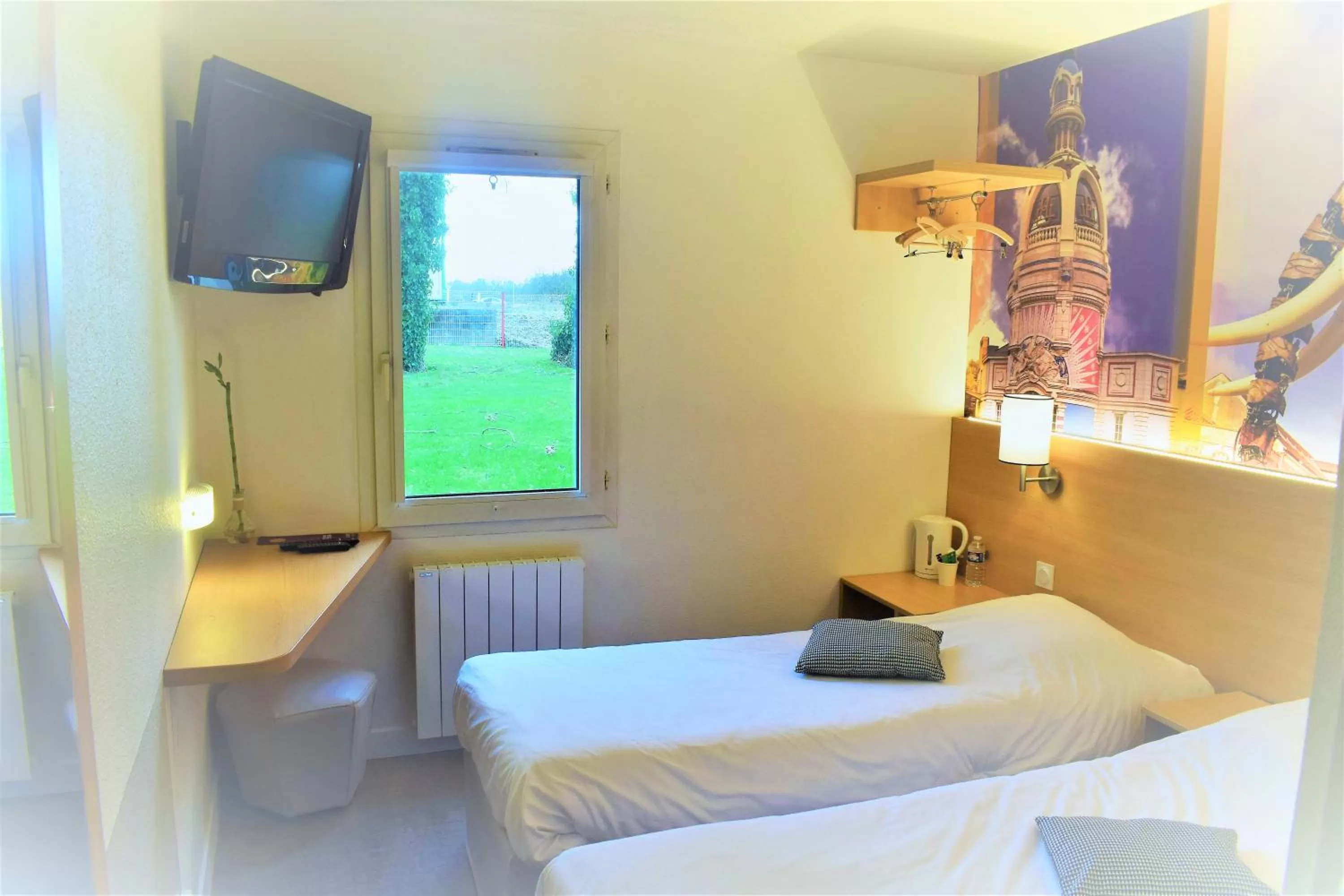 Photo of the whole room, Bed in Hôtel Inn Design Resto Novo Châteaubriant