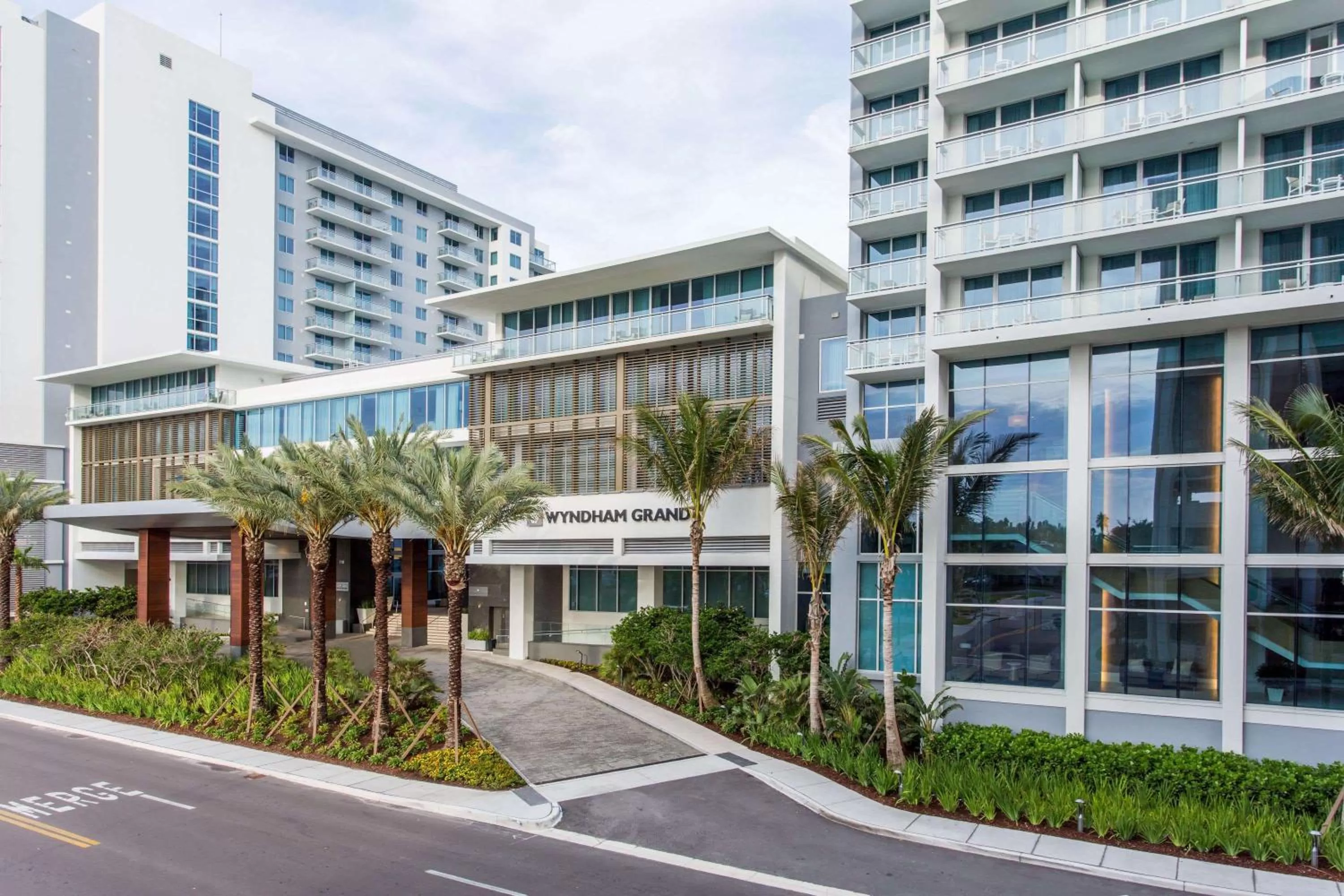 Property building in Wyndham Grand Clearwater Beach