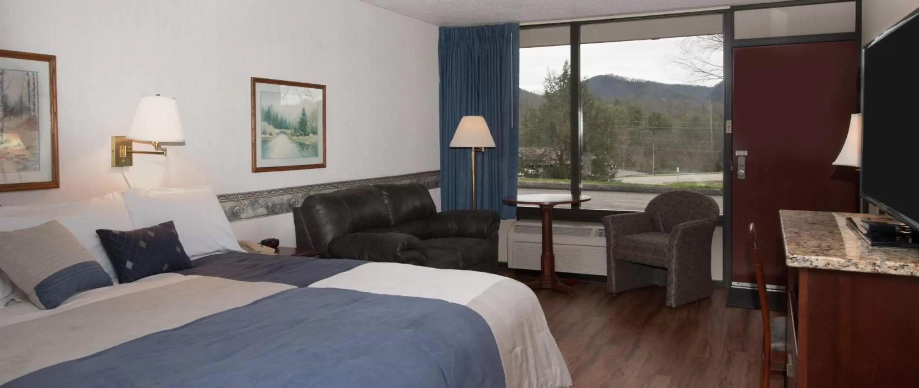 Mountain view, Bed in Highland Manor Inn