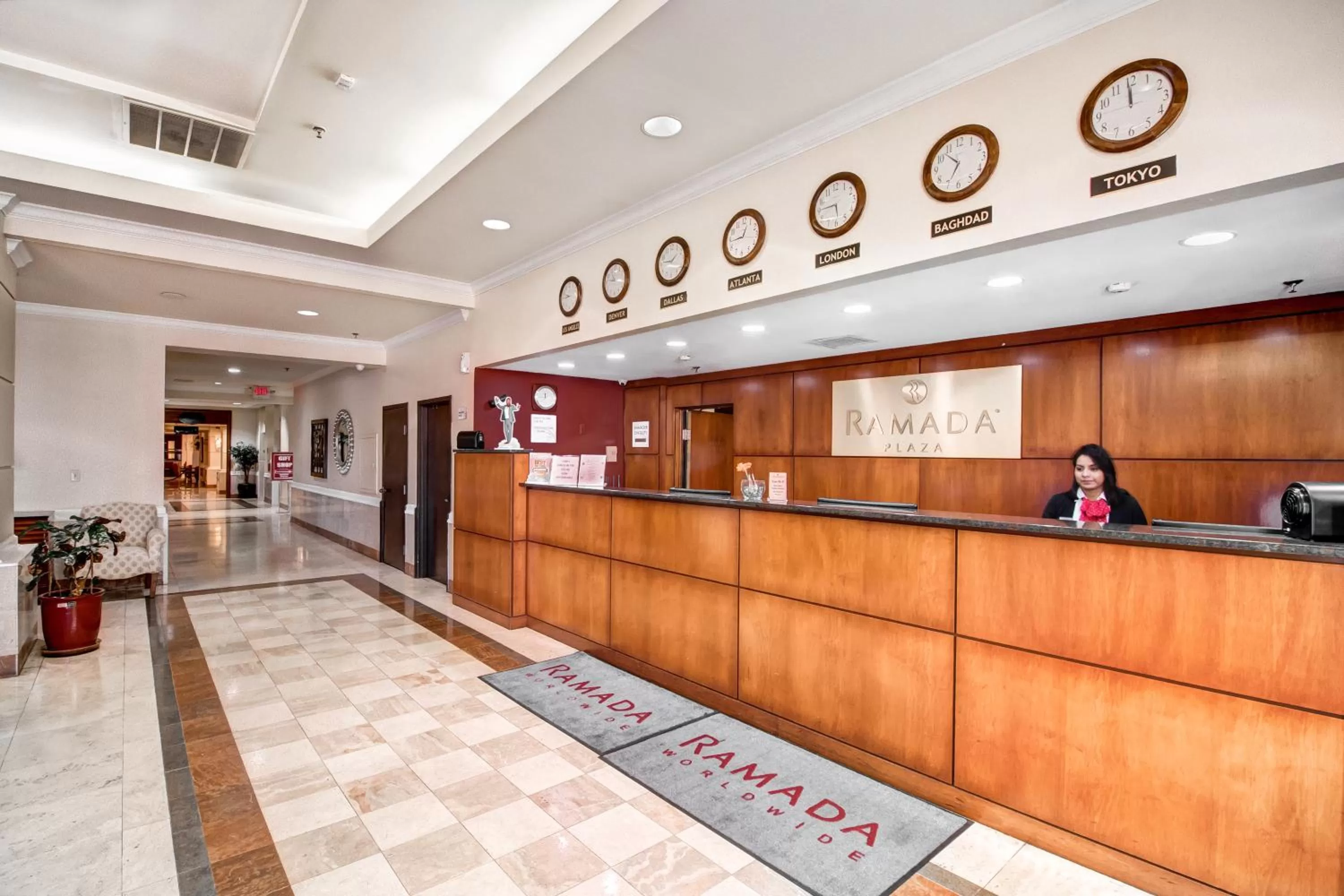 Lobby or reception in Ramada Plaza by Wyndham Atlanta Airport