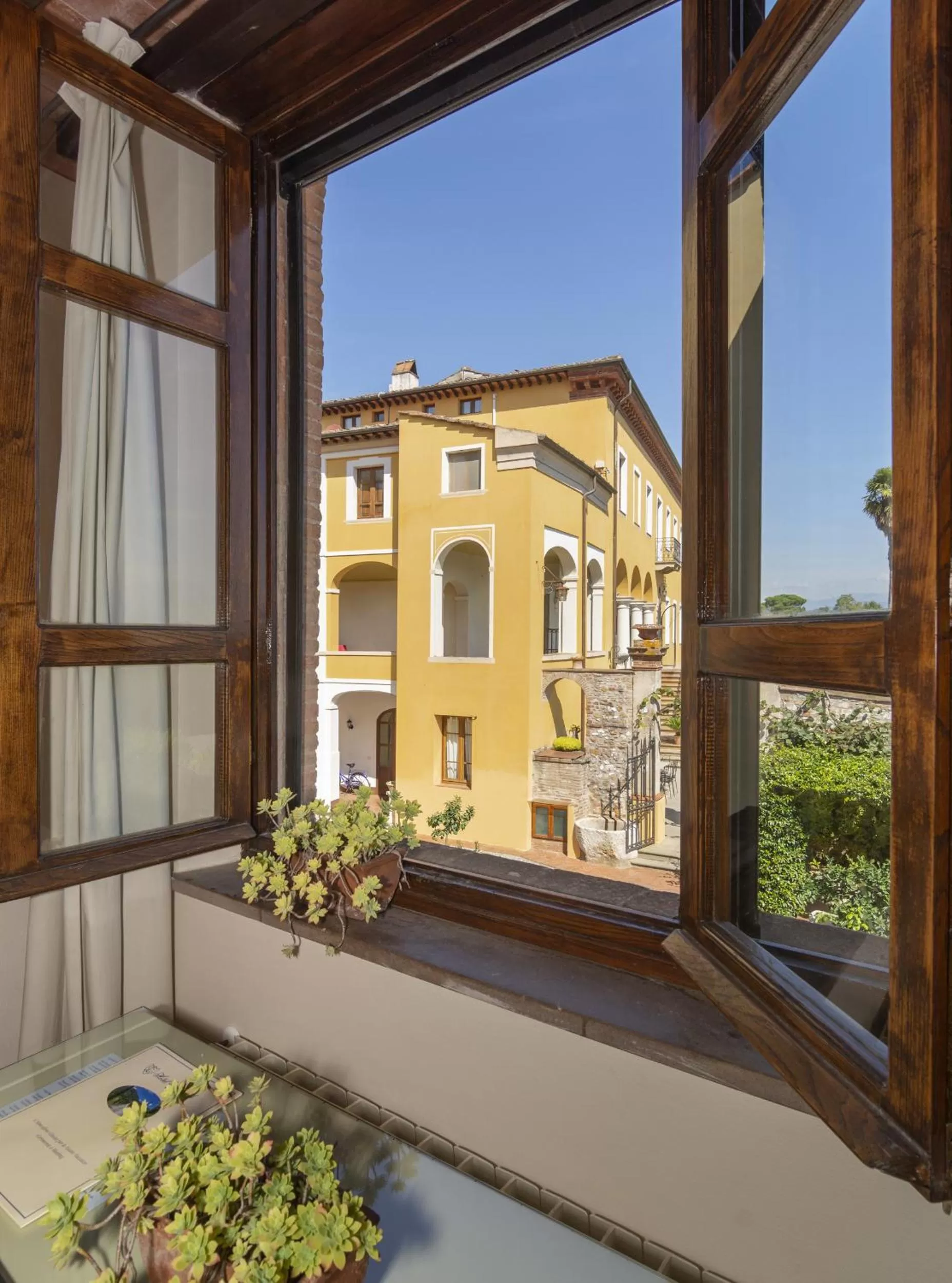 Inner courtyard view in Hotel Villa Cheli