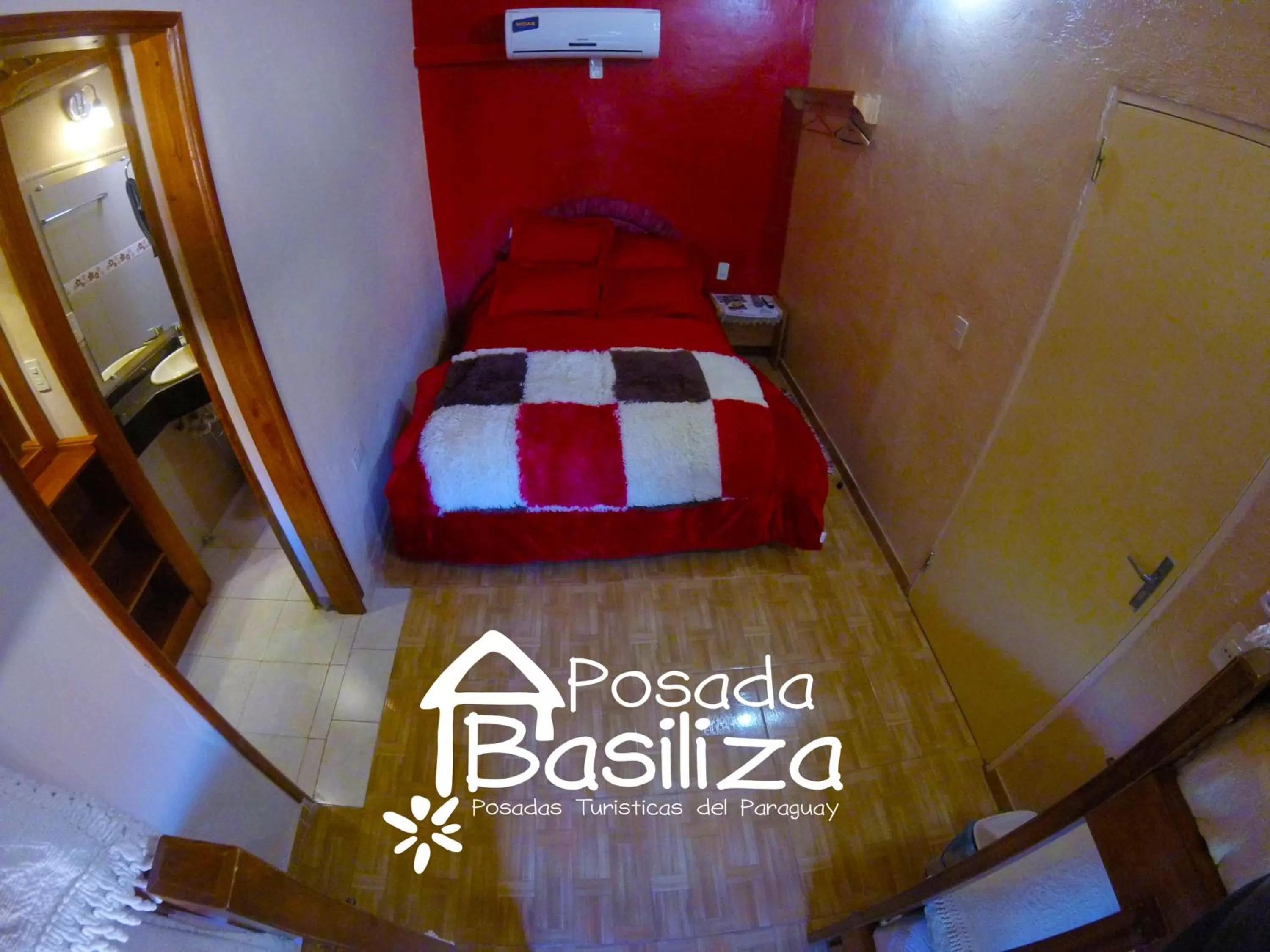 Photo of the whole room, Bed in Posada Basiliza, Encarnación PY