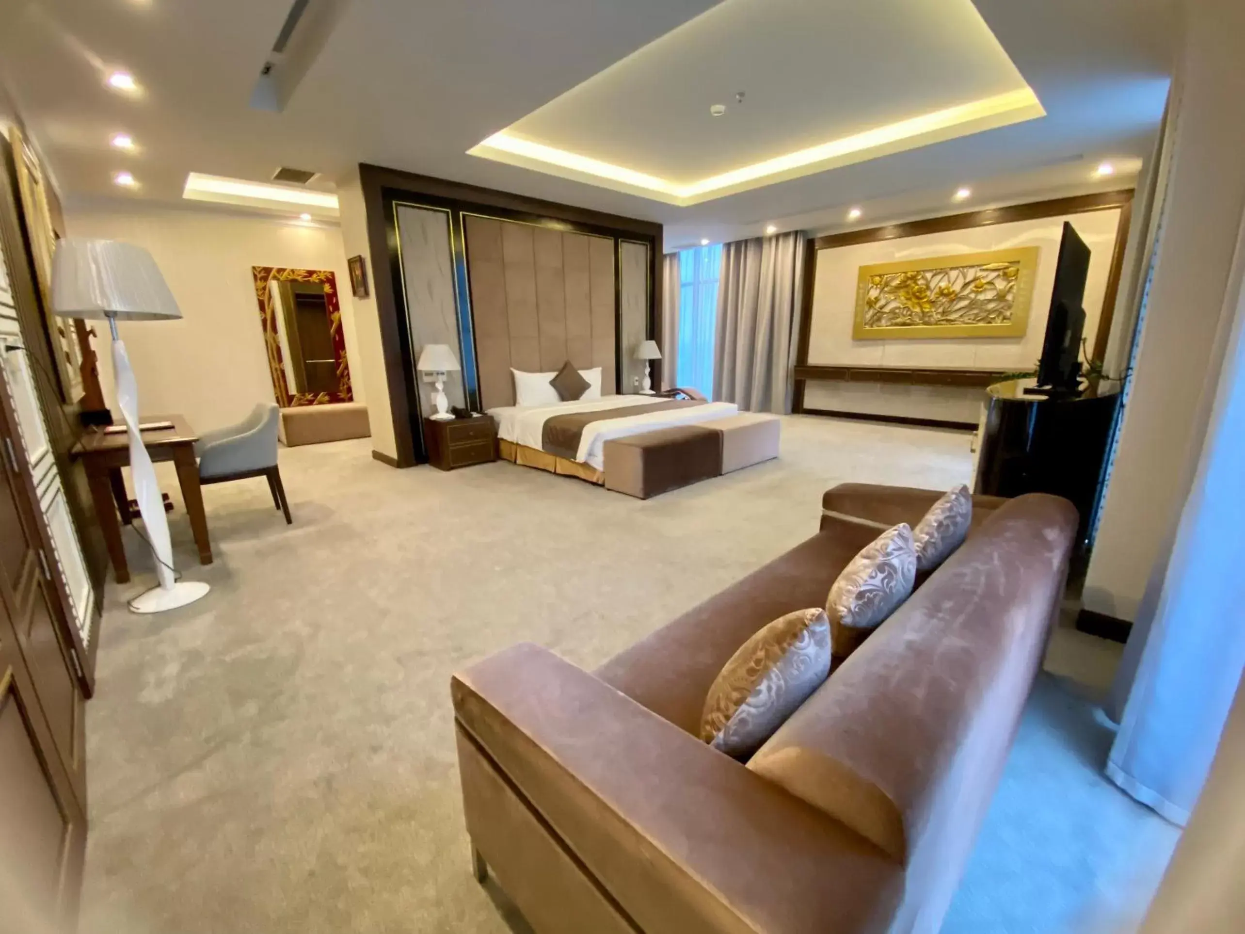 Bed, Seating Area in Muong Thanh Luxury Nhat Le Hotel