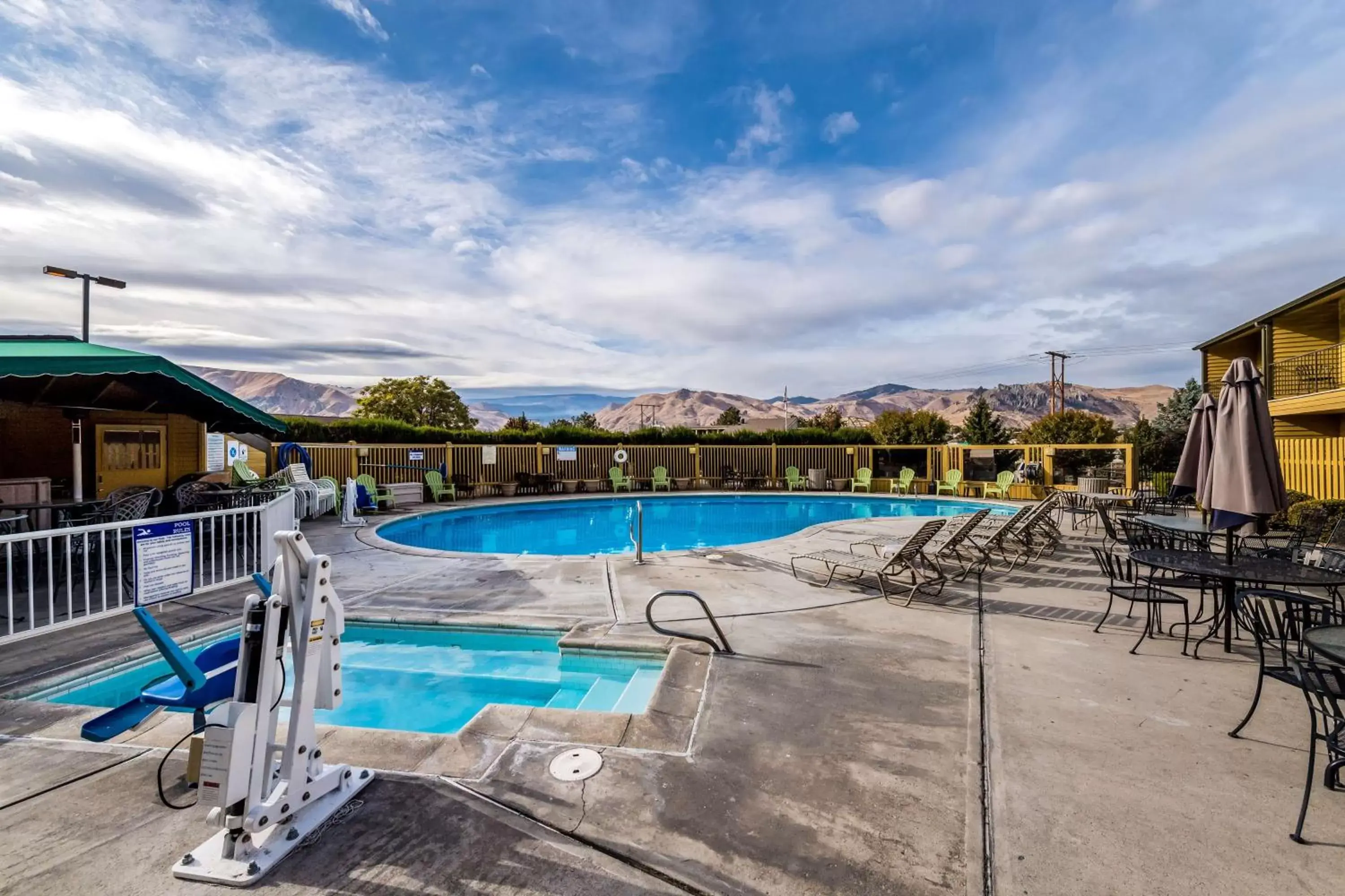 On site, Swimming Pool in SureStay Hotel by Best Western Wenatchee