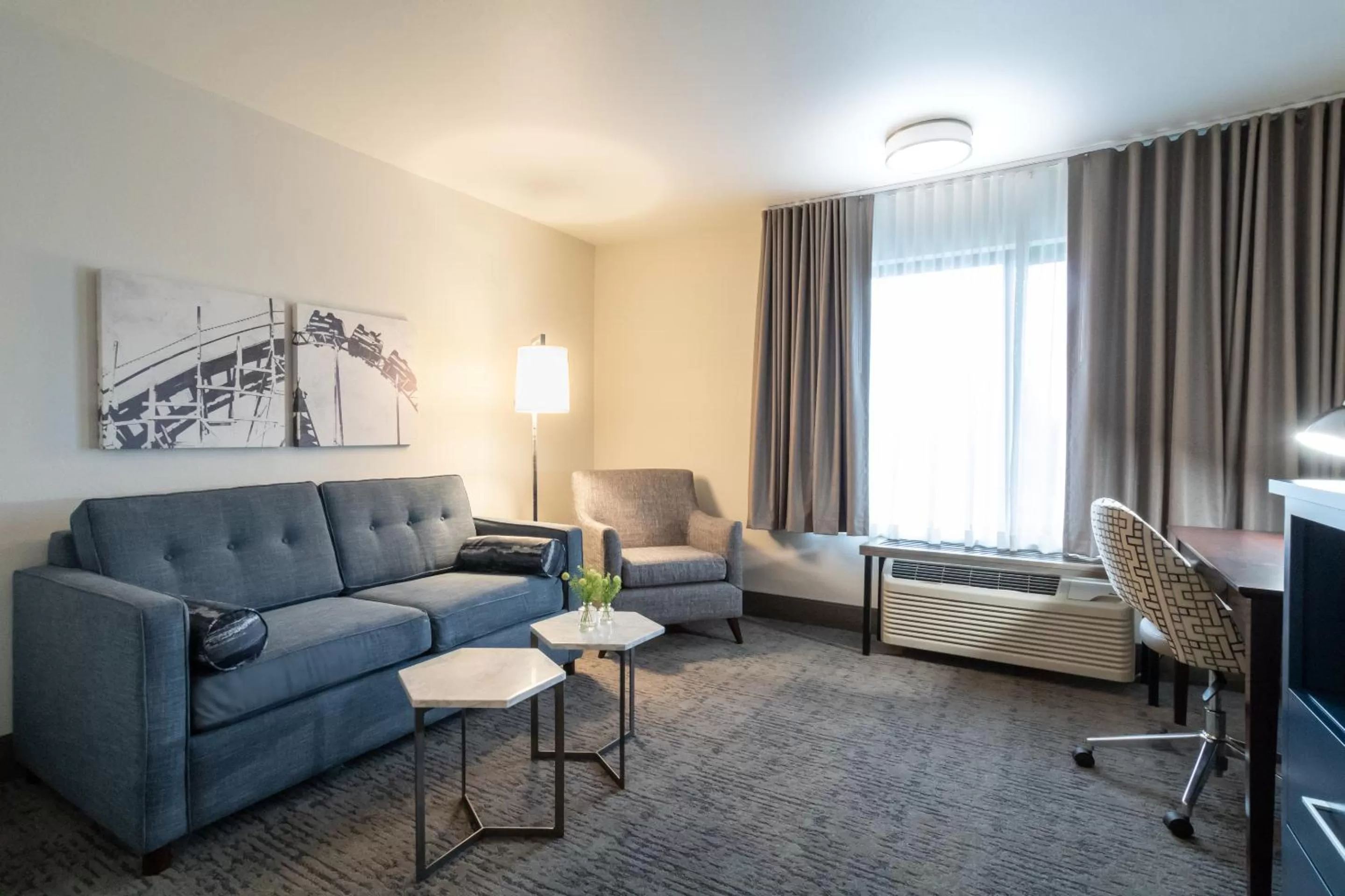 Seating area in Oxford Suites Portland - Jantzen Beach