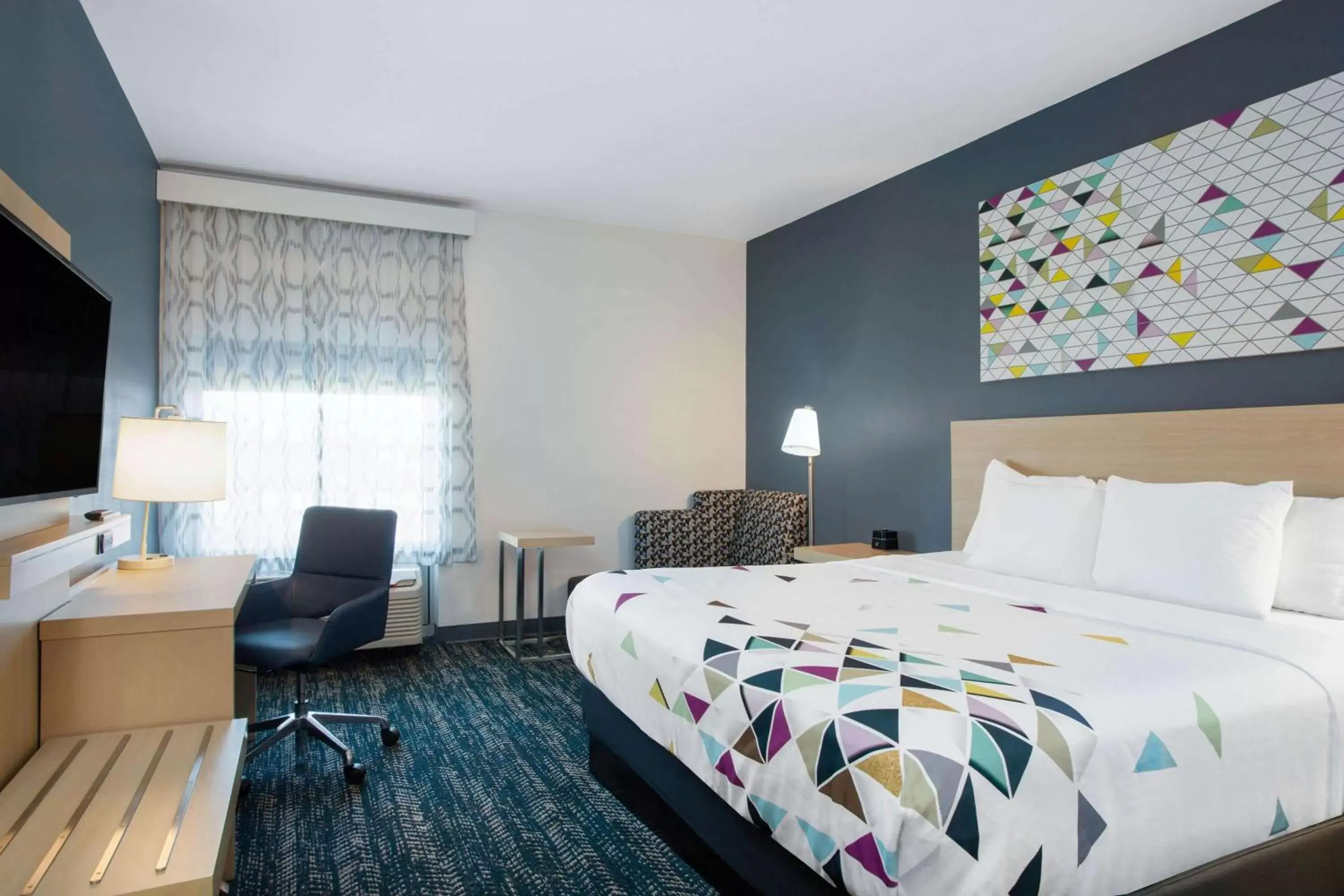 Photo of the whole room, Bed in La Quinta Inn & Suites by Wyndham Manassas, VA- Dulles Airport