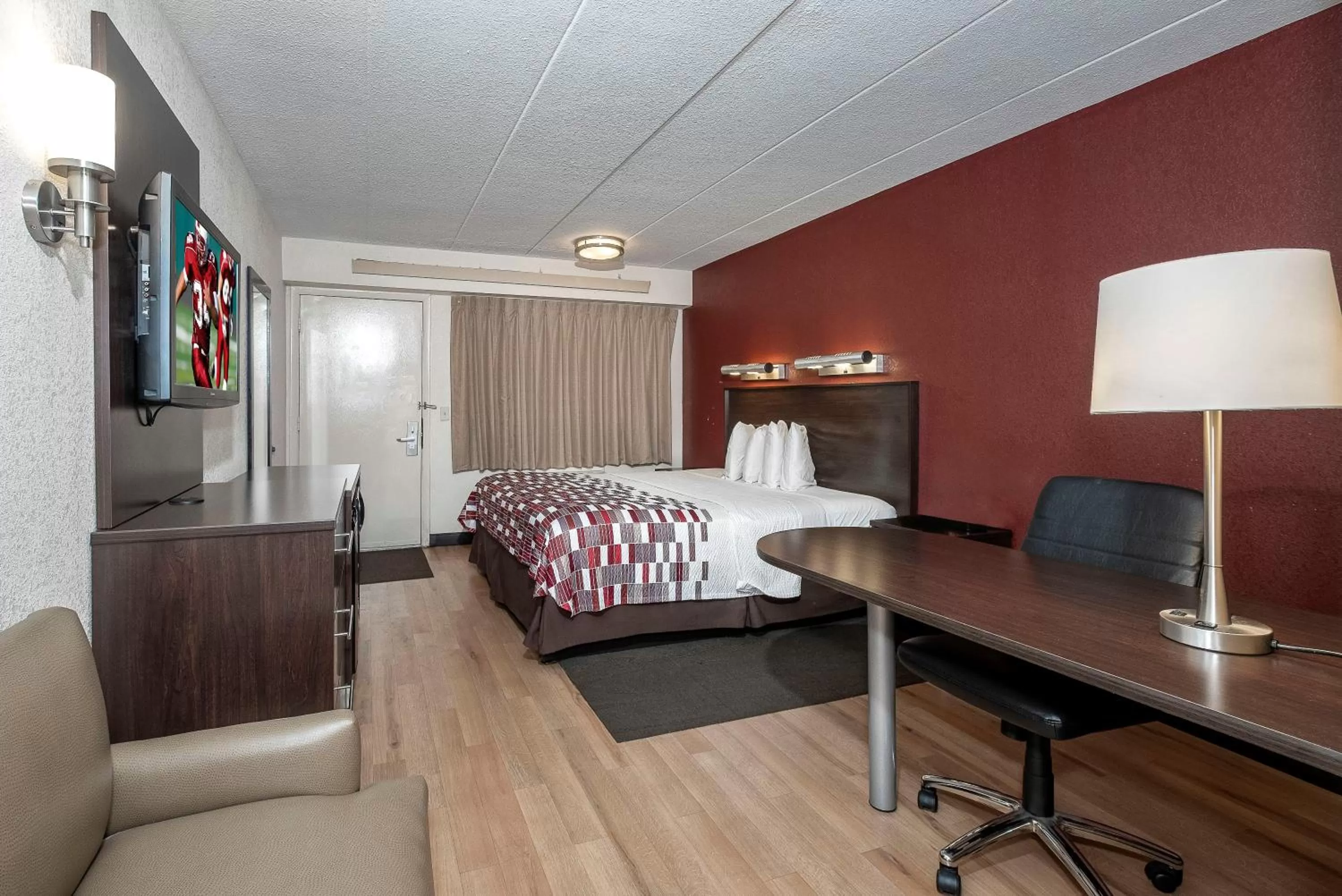 Photo of the whole room, Bed in Red Roof Inn Mt Laurel