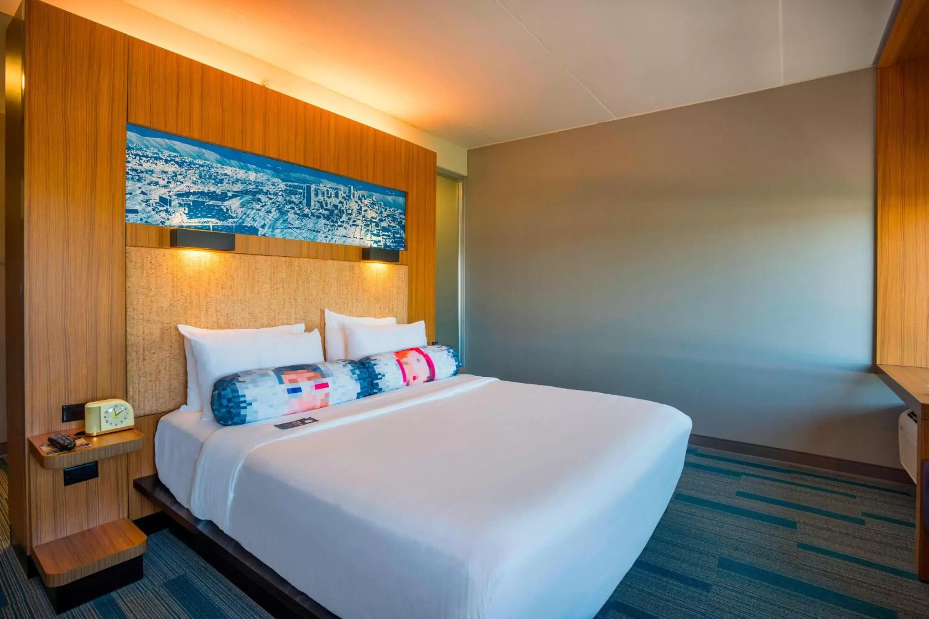 Photo of the whole room, Bed in Aloft Portland Airport Hotel at Cascade Station