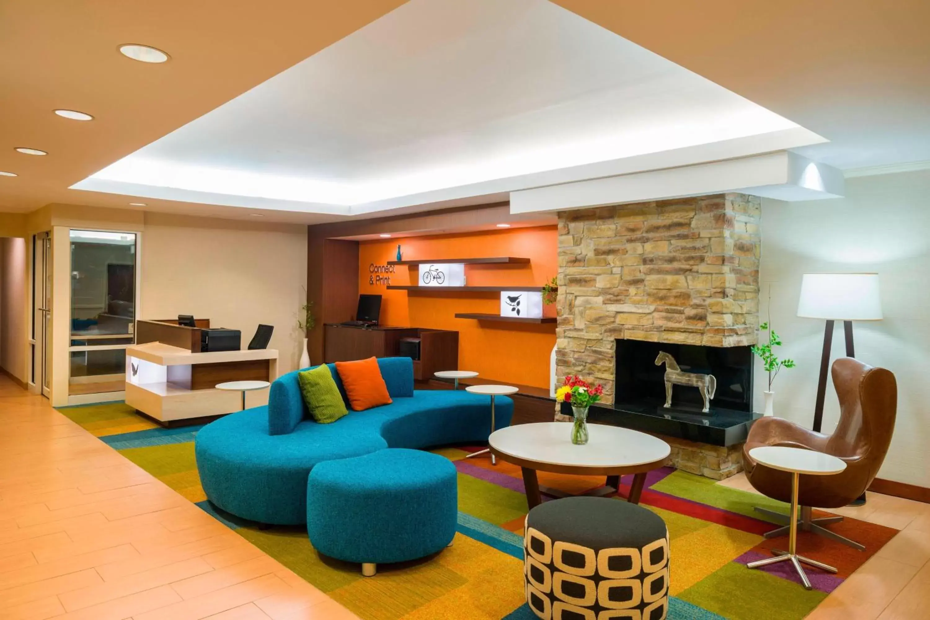 Lobby or reception, Lounge/Bar in Fairfield Inn & Suites by Marriott Allentown Bethlehem/Lehigh Valley Airport