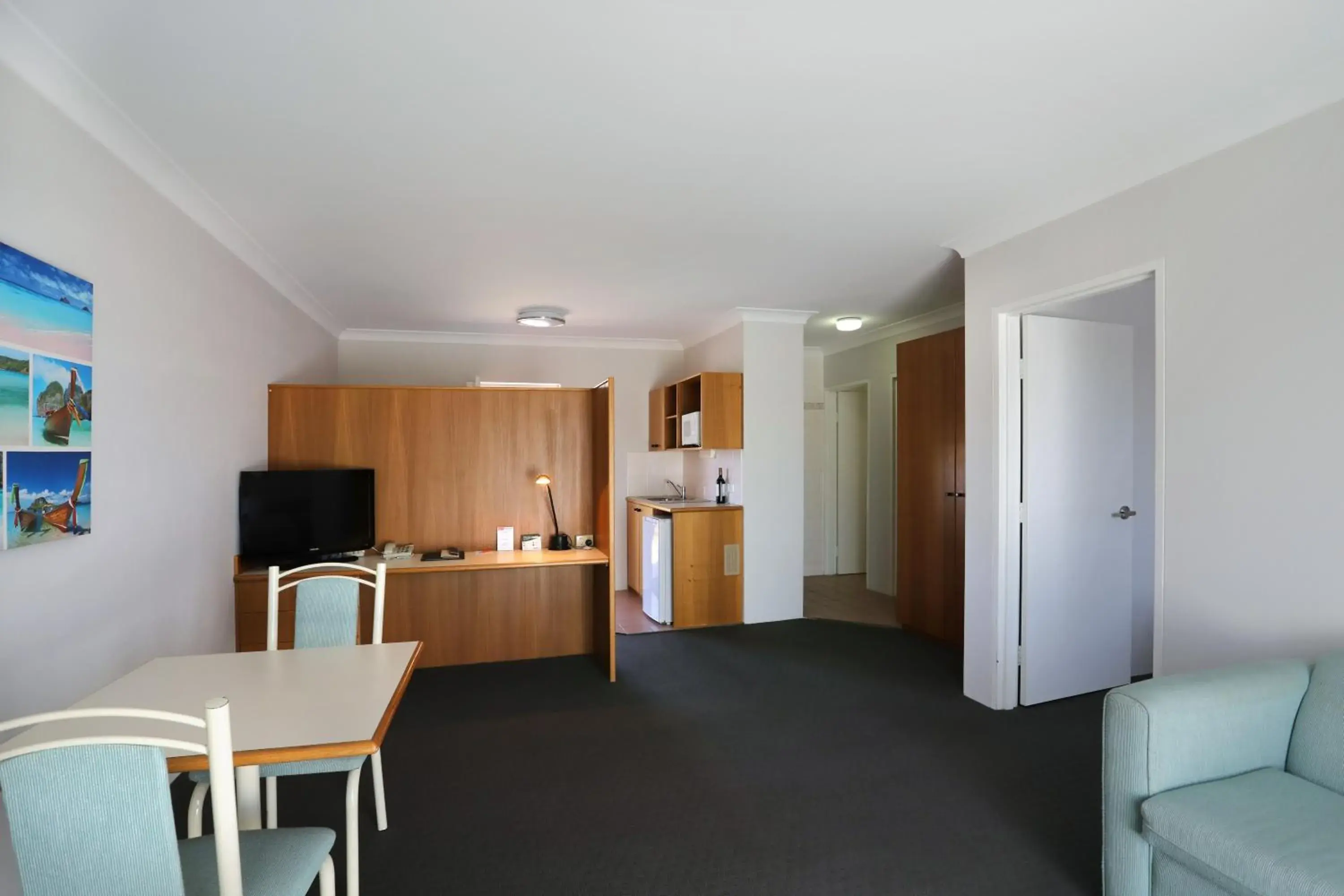 TV and multimedia, TV/Entertainment Center in Redhill Tamworth Motor Inn and Conference Centre