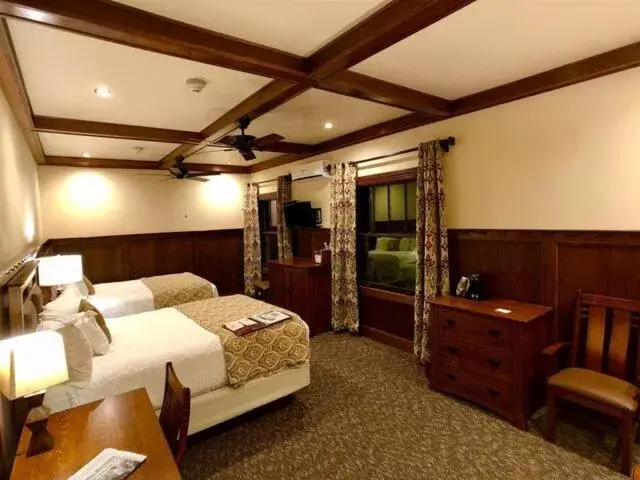 Photo of the whole room, Bed in The Lodge at Cloudcroft