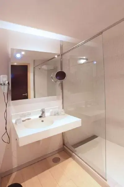 Bathroom in Hotel Madanis