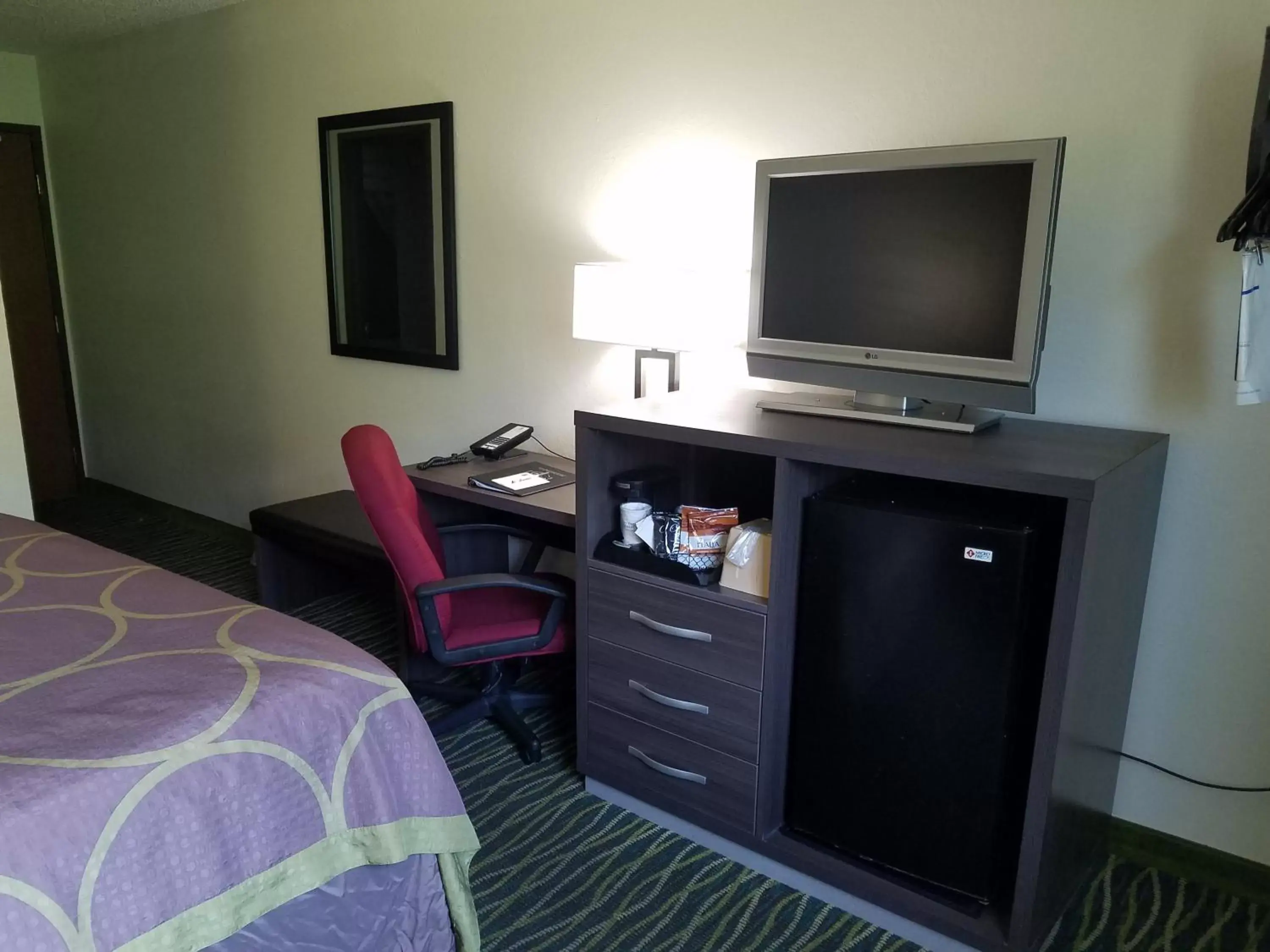 TV/Entertainment Center in Super 8 by Wyndham Independence Kansas City
