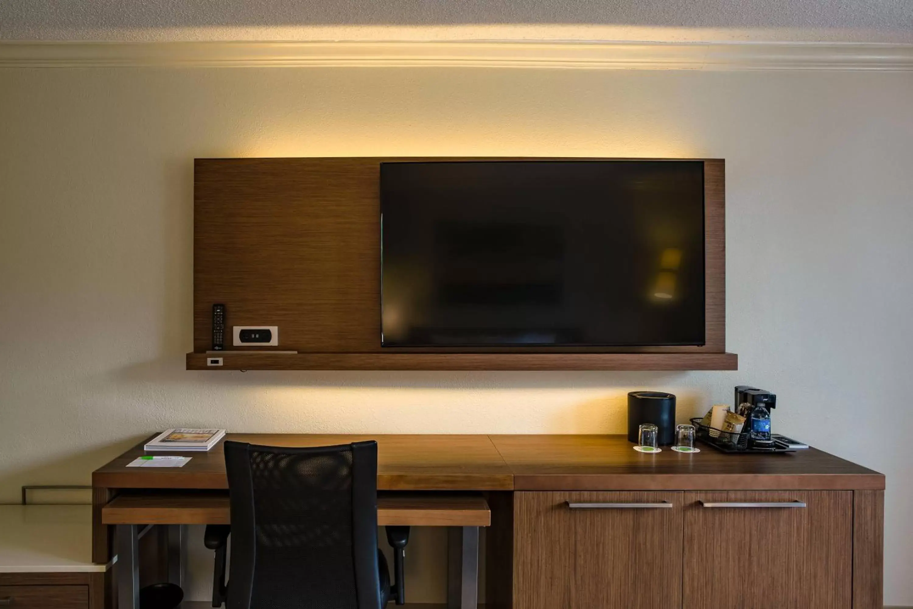 Photo of the whole room, TV/Entertainment Center in Courtyard by Marriott - Naples