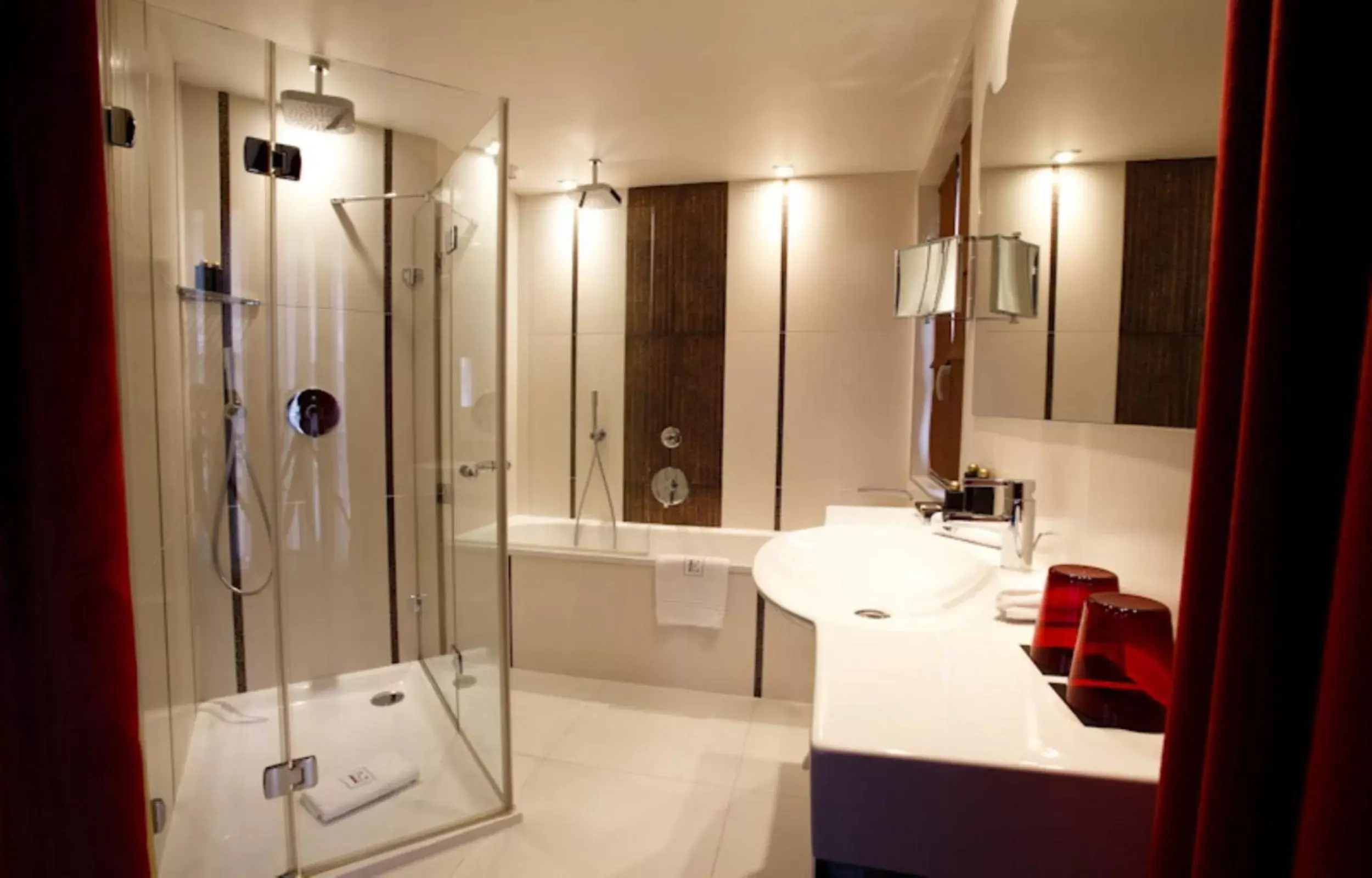 Shower, Bathroom in Edouard 7 Paris Opéra