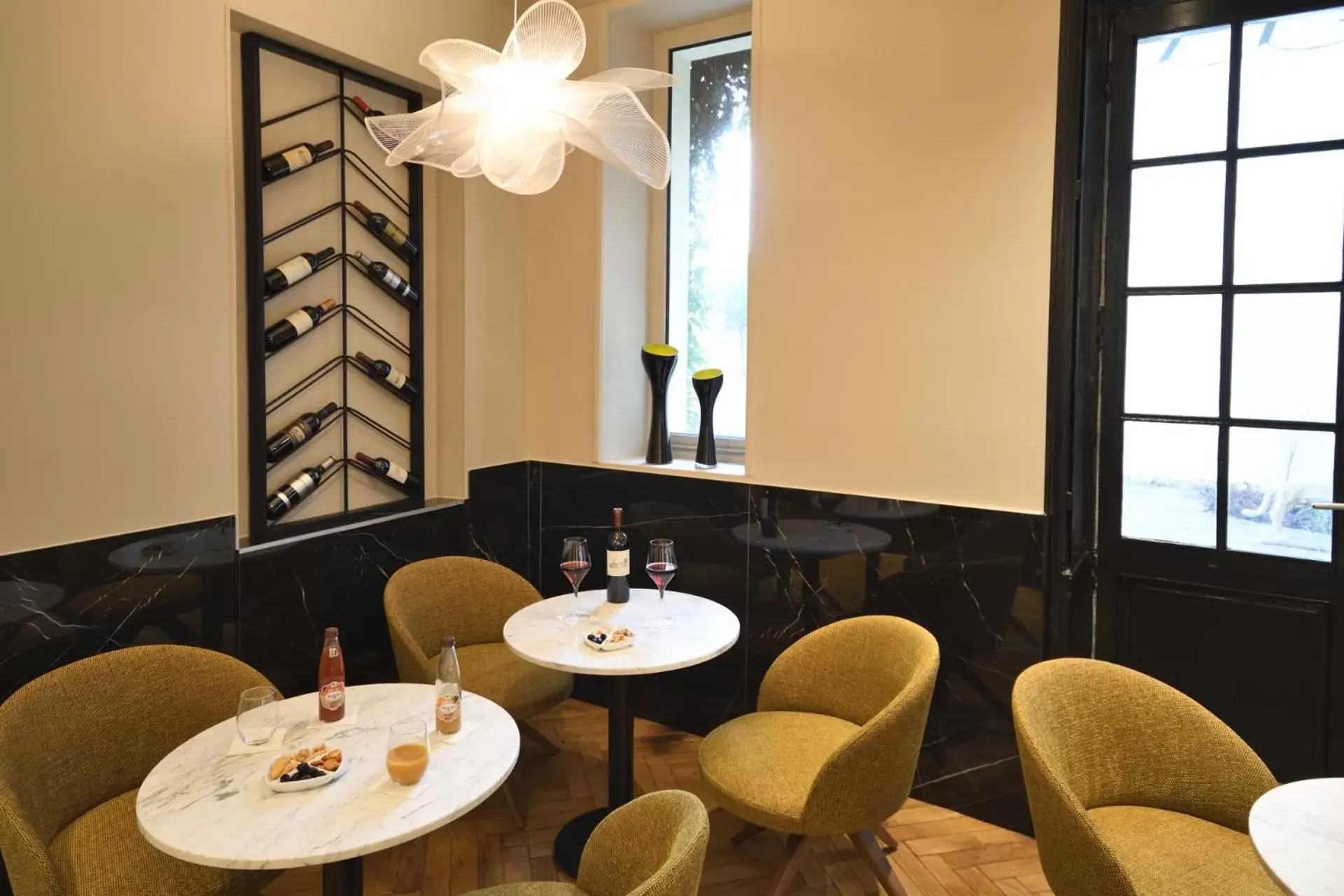 Lounge or bar in Hôtel La Maison Bord'eaux Lounge or bar in Hôtel La Maison Bord'eaux