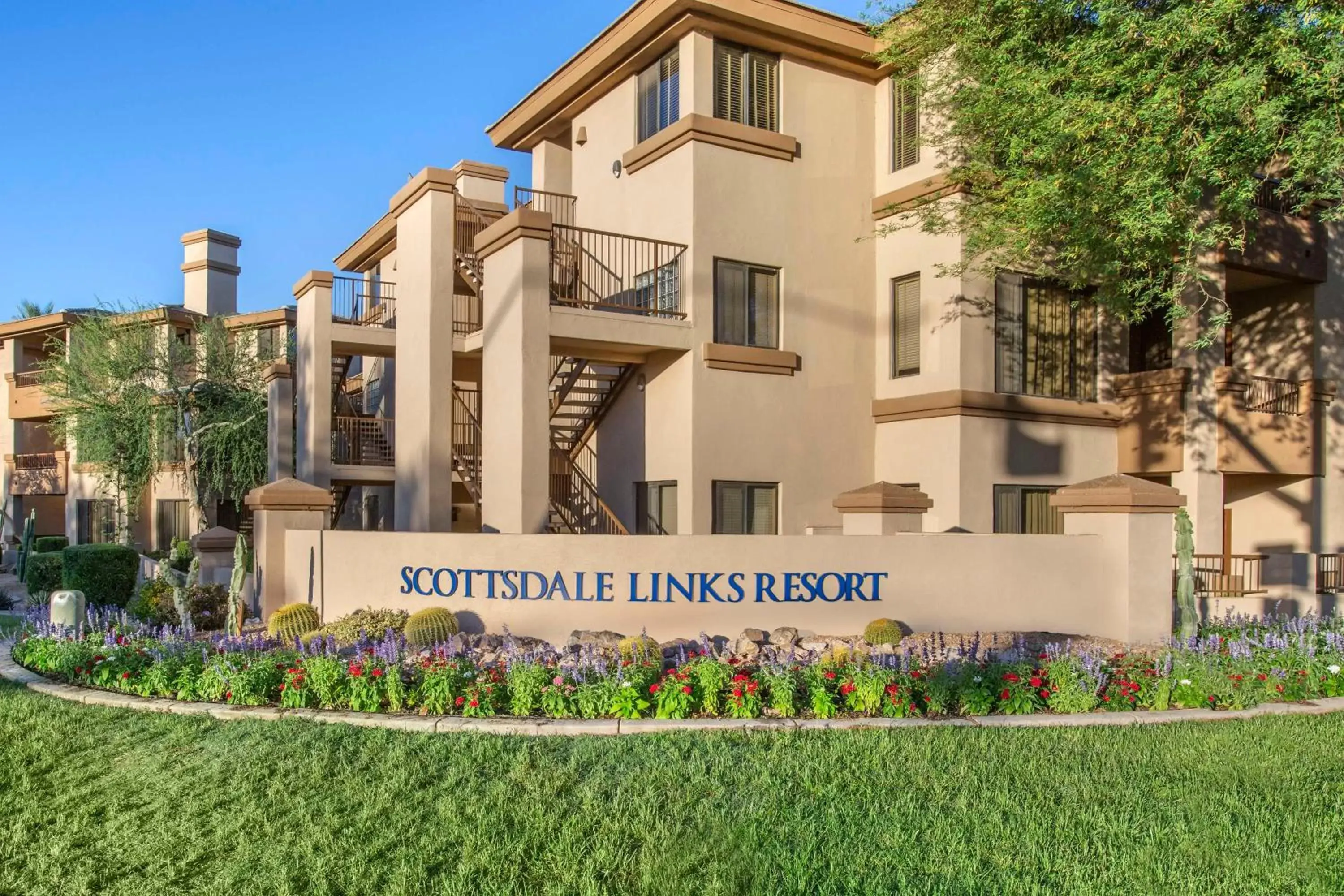 Property Building in Hilton Vacation Club Scottsdale Links Resort