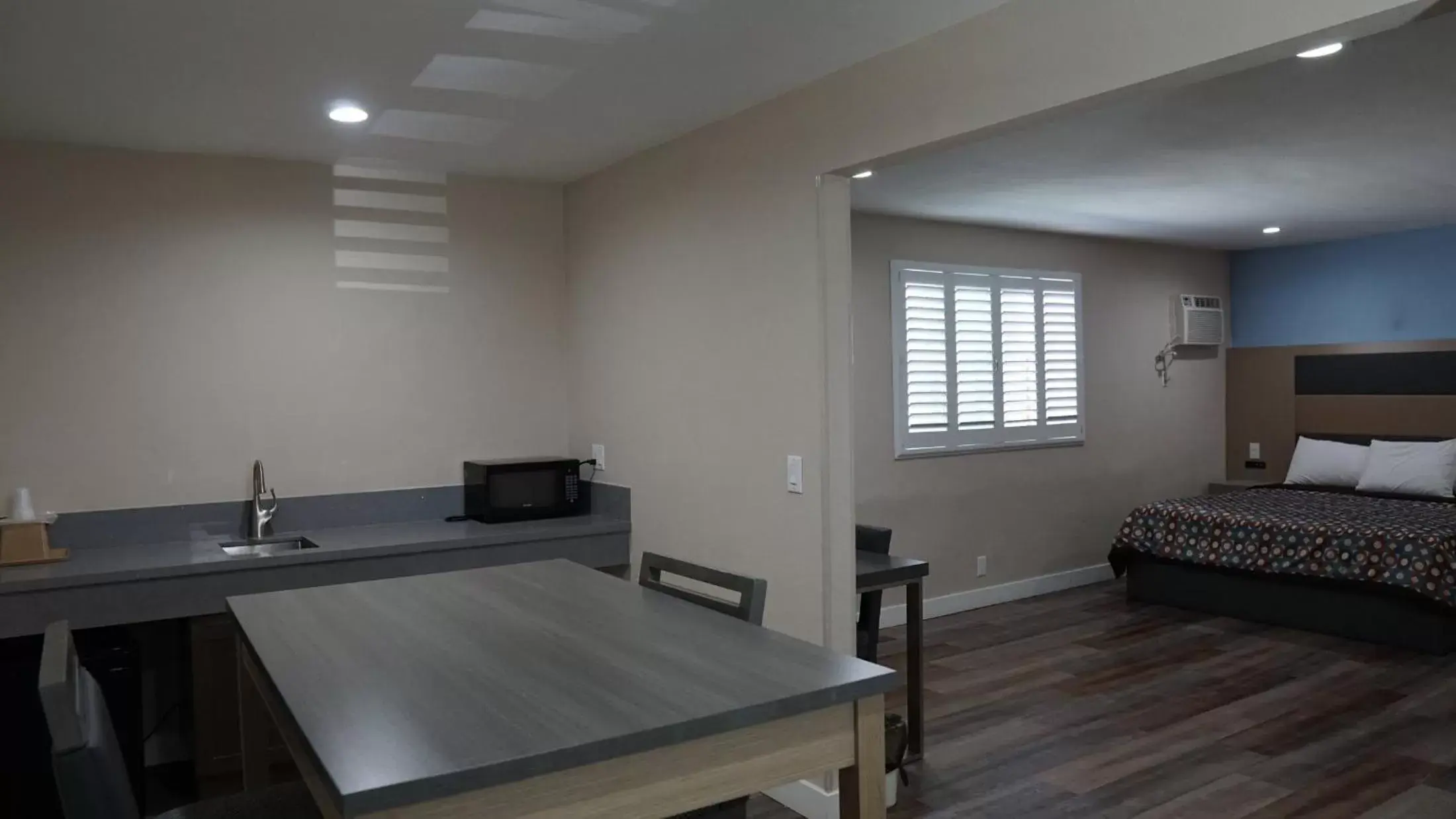 Bed in Sea Breeze Inn - LAX Airport, Los Angeles Bed in Sea Breeze Inn - LAX Airport, Los Angeles