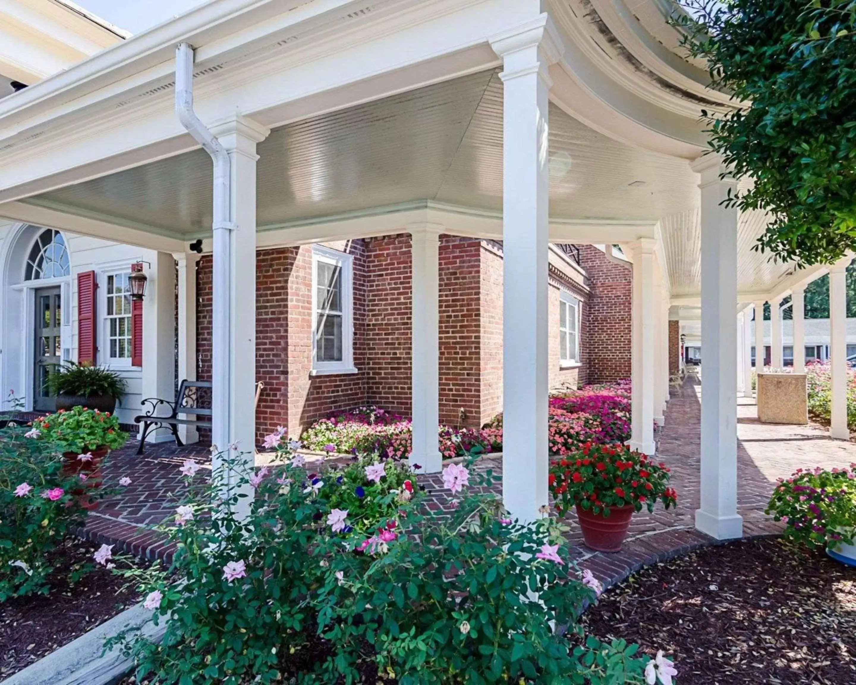 Property building in Rodeway Inn Historic