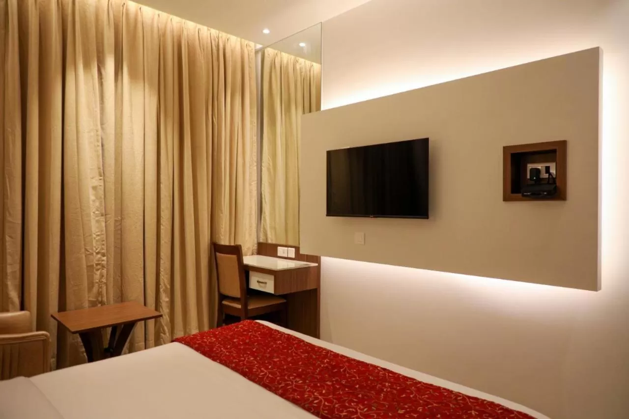 Communal lounge/ TV room, TV/Entertainment Center in Hotel Gurudev Grand