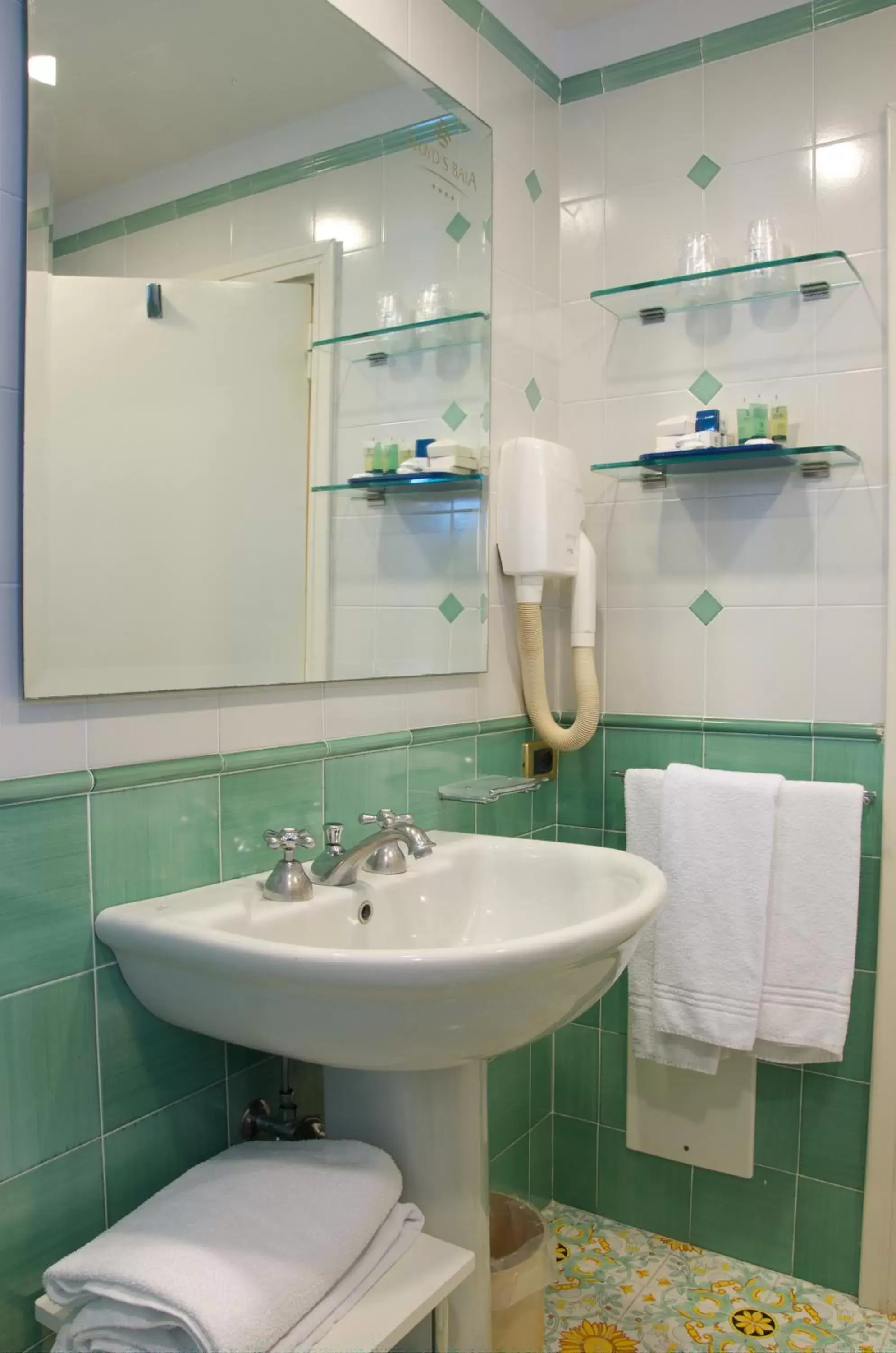 Bathroom in Lloyd's Baia Hotel