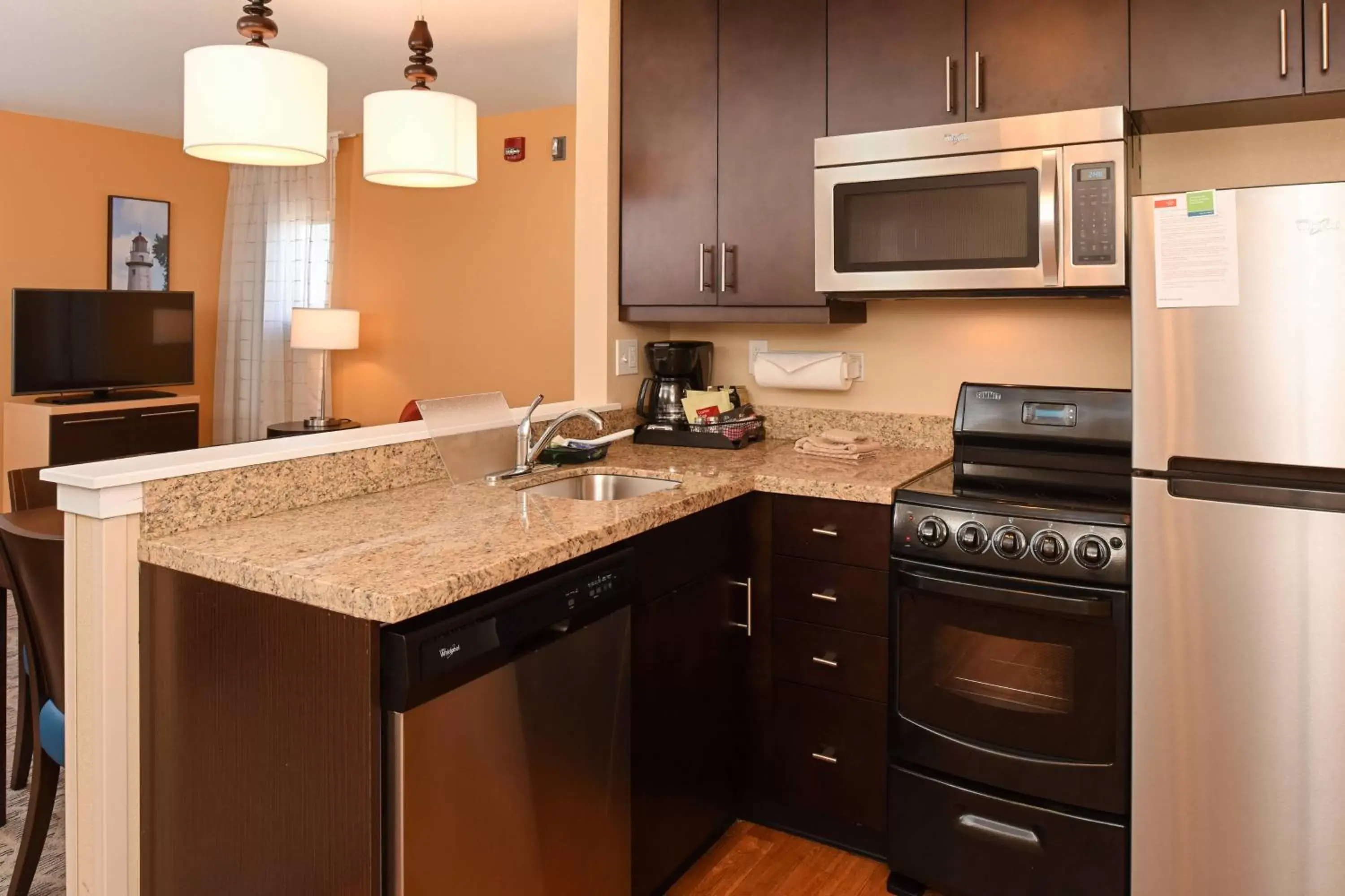 Bedroom, Kitchen/Kitchenette in TownePlace by Marriott Suites Detroit Auburn Hills